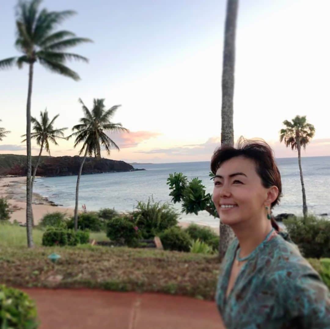 田中律子さんのインスタグラム写真 - (田中律子Instagram)「マウイ島からモロカイ島へ🌴  古い街並みが残るモロカイ島、ハワイに来る人はたくさんいるけど、モロカイ島に来る人は少ないかも🌴古き良きハワイが残るモロカイ島🌞  最後指差してるのは、マンゴーツリー🥭に、マンゴーがたくさんなってたの見つけて、もぎたくなったの図。でもまだ青かった😭  #molokai  #hawaii  #molokai2oahu  #オールドハワイ  #のんびり #beachlife🌴  #海のある暮らし」7月27日 17時59分 - ri2kotanaka