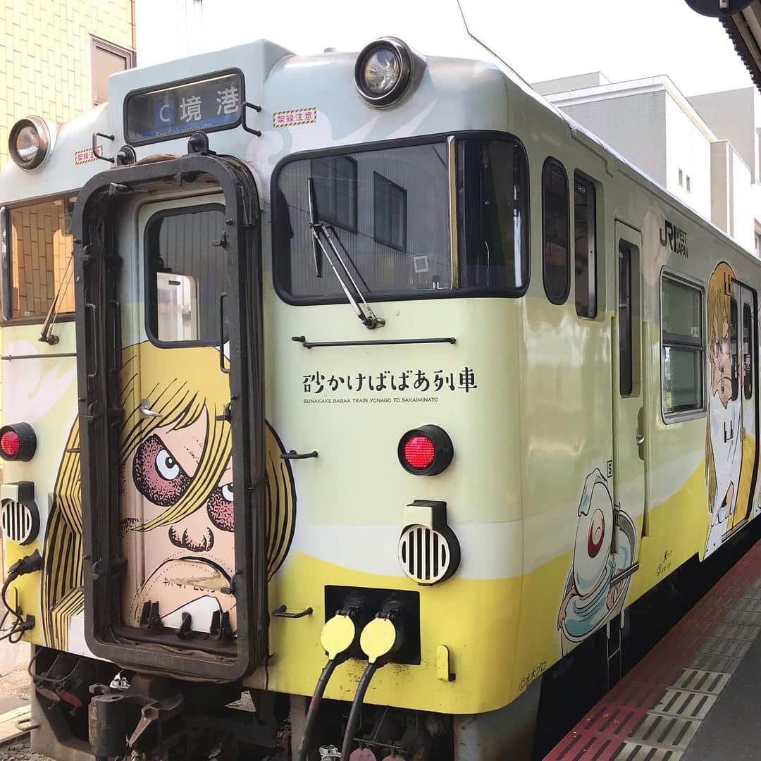 佐野優子のインスタグラム：「. 米子駅〜境港駅までの鬼太郎列車🚃 . 砂かけばばあ列車に当たりました🎯 . 内装もかわいい😆 . #鬼太郎列車 #砂かけばばあ列車 #砂かけばばぁ  #砂かけばばあ駅」