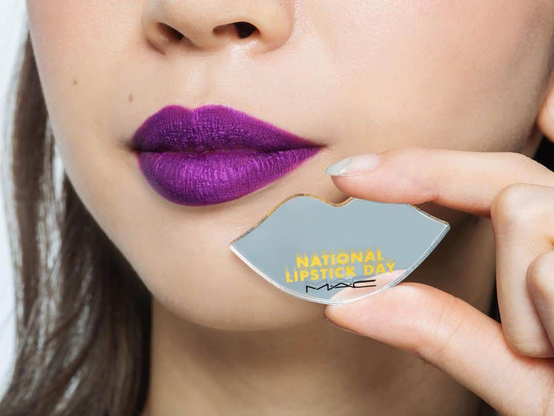 M∙A∙C Cosmetics Japanのインスタグラム：「⠀ 【本日スタート！】一年に一度のこの機会に、メタリックマットなリップでモードなおしゃれ顔にトライして✨ ⠀ 今週末7月27日(土)～29日(月)の3日間、全国のM・A・Cコーナー、公式オンラインショップで対象のリップスティックを1本購入していただいたお客さまに、リップミラーをプレゼント🎁 ⠀ [対象リップスティック] リップスティック パウダー キス リップスティック レトロマット リキッド リップカラー テンダートーク リップ バーム プレンティ オブ パウト プランピング リップスティック ⠀ *各日ミラーは無くなり次第終了です *お1人様1会計につき1回までです *MINI M･A･Cは対象外です ⠀ ⠀ #ナショナルリップスティックデー ⠀ MODEL:  M·A·C ARTIST RISA NAKANO @mac.artist_7532 PHOTO: @takaki_iwata ⠀ ⠀ ⠀ ⠀ ⠀ #MACCosmeticsJapan #MACコスメ #MACCosmetics #MAC #コスメ #メイク #リップ #口紅 #リップスティック #リップメイク #MACリップ」