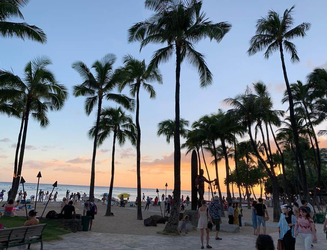 曽田茉莉江さんのインスタグラム写真 - (曽田茉莉江Instagram)「一週間お休みを頂き家族とハワイに行ってきました🏝🌺 オワフ島に3泊、ハワイ島に3泊してきました😌到着してすぐに海へ…🏖美しい海と綺麗な空のブルーと波の音、すぐに心が満たされました🥺 朝早く起きて、ハワイマスターのるいちゃんに教えてもらったアサイーボウルを食べて感動した後、ダイアモンドヘッドに登ったり〜プール入っり〜っと、どの時間を切り取ってもすごく癒されました🥺今は写真を見て浸ってます🥺❤️ #ハワイ#hawaii #家族旅行 #海#sea #太陽 #ダイアモンドヘッド #絶景#アサイーボウル #水着 #スポーツウェア #ハイキング #夕日 #プール」7月27日 18時06分 - marie_soda_