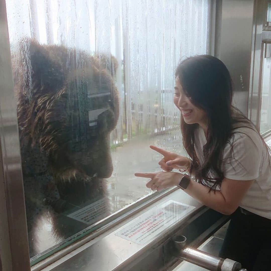 宇田恵菜さんのインスタグラム写真 - (宇田恵菜Instagram)「Bear.x 登別クマ牧場、人の檻という、人間が逆に檻に入ってクマに餌をやるのは、大迫力‼️‼️ そして、クマは目がまんまるで全然戦闘的な目やなくて可愛かった！！！！ 子グマが一生動き回ってて可愛かった😂💕 ロープウェイも楽しいし、クマも可愛いし大満足な登別でした✨ ——————————————— #actresslife #女優 #地方ロケ #ロケ撮影 #役者 #女性ライダー #バイク女子 #食レポ #レポーター #宇田恵菜 #愛媛出身 #ridding #womanrider #北海道 #MT09 #YAMAHA #北海道ツーリング #登別クマ牧場 #クマ牧場 #登別  #motorbike #motorcycle #ridding #womanrider #女性ライダー #バイカー #恵菜バイク #バイク女子  #バイク好き #clubモータサイクル」7月27日 18時02分 - ena2727
