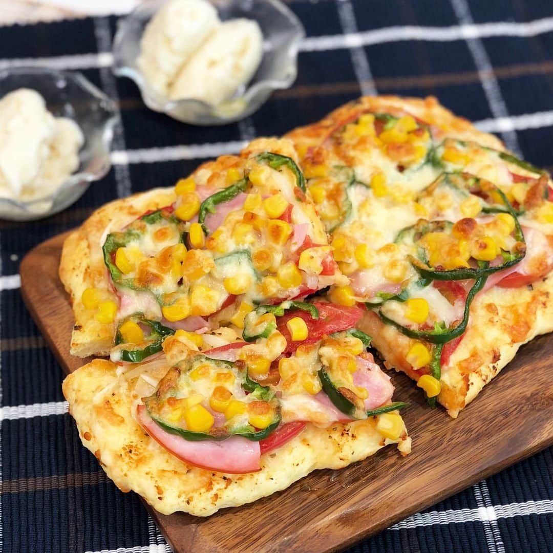 ヤミーさんのインスタグラム写真 - (ヤミーInstagram)「今日の収録は、長野の味噌蔵「すや亀」さん見学ロケと、親子料理教室！！夏休み特別バージョンでした。 子どもたちと一緒に、味噌ソースのピザ作り♪ * 味噌もトマトもグルタミン酸の旨味。 濃縮したトマトって、味噌か？って思うくらいの味ですし、ピザに合わないわけがないんです。 それにわざわざ買わなくていいから、ほしい時にすぐにソースが作れるのが便利。 トーストに塗っても美味しい。 * すや亀さんといえば、私にとっては門前甘酒。美味しいんですよ〜。 それは、シャーベットに。 甘酒のカチカチに凍らないところを利用して、手軽に、そして砂糖不使用のシャーベットにしました。 * 本日の味噌蔵見学と料理教室の様子は、8/21、8/28の2回に分けて放送です♪番組HPでも配信中。 * #ヤミーの3ステップクッキング #毎週水曜日 #夜6時55分から  #長野朝日放送 #長野都市ガス  #夏休み特別バージョン #すや亀」7月27日 18時08分 - ym_3stepcooking