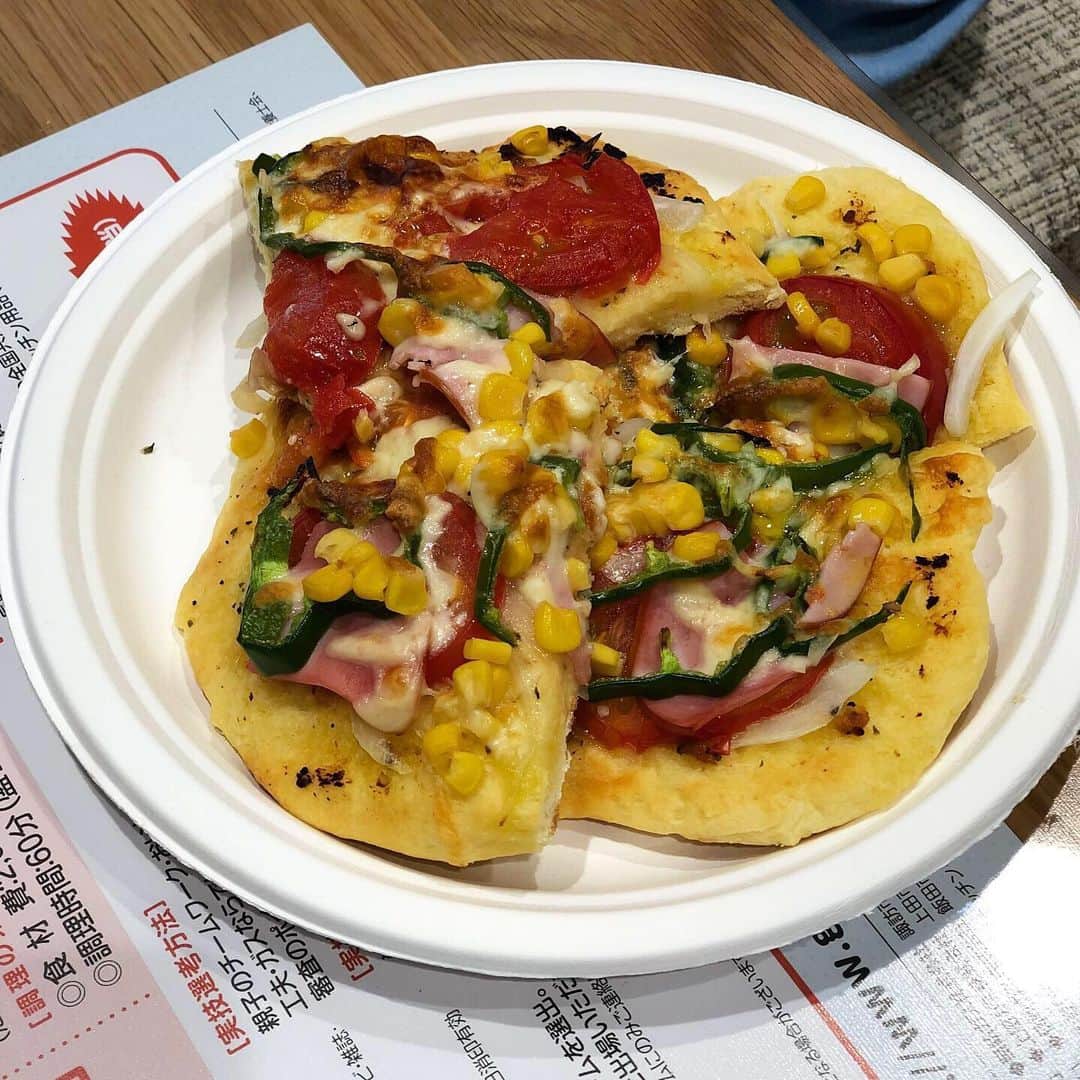 ヤミーさんのインスタグラム写真 - (ヤミーInstagram)「今日の収録は、長野の味噌蔵「すや亀」さん見学ロケと、親子料理教室！！夏休み特別バージョンでした。 子どもたちと一緒に、味噌ソースのピザ作り♪ * 味噌もトマトもグルタミン酸の旨味。 濃縮したトマトって、味噌か？って思うくらいの味ですし、ピザに合わないわけがないんです。 それにわざわざ買わなくていいから、ほしい時にすぐにソースが作れるのが便利。 トーストに塗っても美味しい。 * すや亀さんといえば、私にとっては門前甘酒。美味しいんですよ〜。 それは、シャーベットに。 甘酒のカチカチに凍らないところを利用して、手軽に、そして砂糖不使用のシャーベットにしました。 * 本日の味噌蔵見学と料理教室の様子は、8/21、8/28の2回に分けて放送です♪番組HPでも配信中。 * #ヤミーの3ステップクッキング #毎週水曜日 #夜6時55分から  #長野朝日放送 #長野都市ガス  #夏休み特別バージョン #すや亀」7月27日 18時08分 - ym_3stepcooking