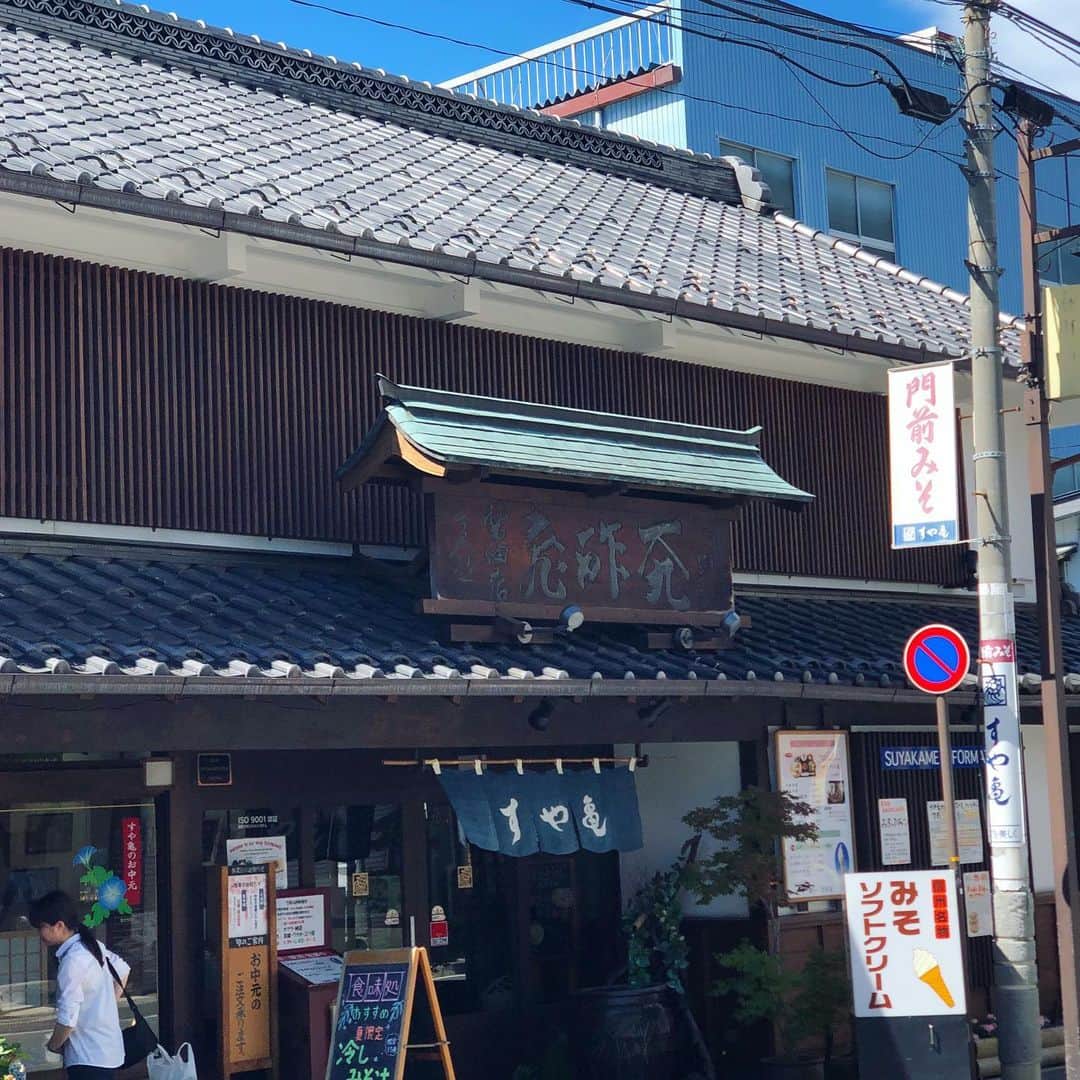 ヤミーさんのインスタグラム写真 - (ヤミーInstagram)「今日の収録は、長野の味噌蔵「すや亀」さん見学ロケと、親子料理教室！！夏休み特別バージョンでした。 子どもたちと一緒に、味噌ソースのピザ作り♪ * 味噌もトマトもグルタミン酸の旨味。 濃縮したトマトって、味噌か？って思うくらいの味ですし、ピザに合わないわけがないんです。 それにわざわざ買わなくていいから、ほしい時にすぐにソースが作れるのが便利。 トーストに塗っても美味しい。 * すや亀さんといえば、私にとっては門前甘酒。美味しいんですよ〜。 それは、シャーベットに。 甘酒のカチカチに凍らないところを利用して、手軽に、そして砂糖不使用のシャーベットにしました。 * 本日の味噌蔵見学と料理教室の様子は、8/21、8/28の2回に分けて放送です♪番組HPでも配信中。 * #ヤミーの3ステップクッキング #毎週水曜日 #夜6時55分から  #長野朝日放送 #長野都市ガス  #夏休み特別バージョン #すや亀」7月27日 18時08分 - ym_3stepcooking