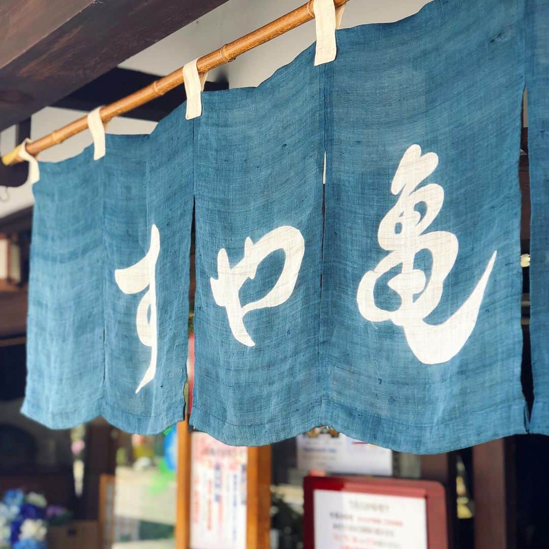 ヤミーさんのインスタグラム写真 - (ヤミーInstagram)「今日の収録は、長野の味噌蔵「すや亀」さん見学ロケと、親子料理教室！！夏休み特別バージョンでした。 子どもたちと一緒に、味噌ソースのピザ作り♪ * 味噌もトマトもグルタミン酸の旨味。 濃縮したトマトって、味噌か？って思うくらいの味ですし、ピザに合わないわけがないんです。 それにわざわざ買わなくていいから、ほしい時にすぐにソースが作れるのが便利。 トーストに塗っても美味しい。 * すや亀さんといえば、私にとっては門前甘酒。美味しいんですよ〜。 それは、シャーベットに。 甘酒のカチカチに凍らないところを利用して、手軽に、そして砂糖不使用のシャーベットにしました。 * 本日の味噌蔵見学と料理教室の様子は、8/21、8/28の2回に分けて放送です♪番組HPでも配信中。 * #ヤミーの3ステップクッキング #毎週水曜日 #夜6時55分から  #長野朝日放送 #長野都市ガス  #夏休み特別バージョン #すや亀」7月27日 18時08分 - ym_3stepcooking