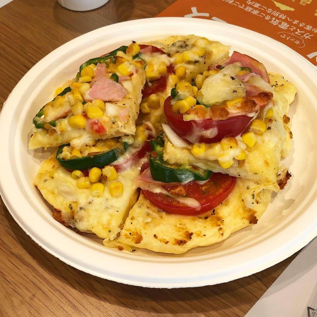 ヤミーさんのインスタグラム写真 - (ヤミーInstagram)「今日の収録は、長野の味噌蔵「すや亀」さん見学ロケと、親子料理教室！！夏休み特別バージョンでした。 子どもたちと一緒に、味噌ソースのピザ作り♪ * 味噌もトマトもグルタミン酸の旨味。 濃縮したトマトって、味噌か？って思うくらいの味ですし、ピザに合わないわけがないんです。 それにわざわざ買わなくていいから、ほしい時にすぐにソースが作れるのが便利。 トーストに塗っても美味しい。 * すや亀さんといえば、私にとっては門前甘酒。美味しいんですよ〜。 それは、シャーベットに。 甘酒のカチカチに凍らないところを利用して、手軽に、そして砂糖不使用のシャーベットにしました。 * 本日の味噌蔵見学と料理教室の様子は、8/21、8/28の2回に分けて放送です♪番組HPでも配信中。 * #ヤミーの3ステップクッキング #毎週水曜日 #夜6時55分から  #長野朝日放送 #長野都市ガス  #夏休み特別バージョン #すや亀」7月27日 18時08分 - ym_3stepcooking