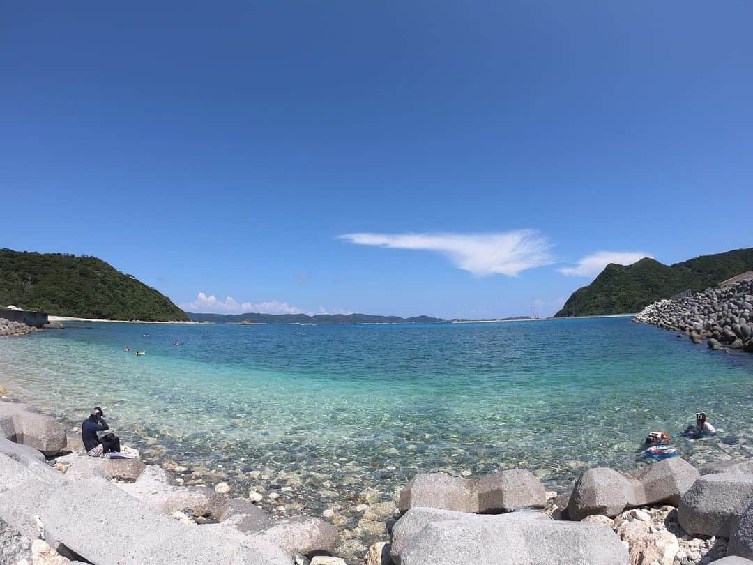 はねゆりのインスタグラム：「遂に届いたGopro7を持って📷﻿ いざ海へ！！﻿ ﻿ ﻿ 練習を始めたばかりの素潜りで﻿ なんとか近づいて撮るものの﻿ なかなか、難しい💦﻿ 亀にも会えたよ🐢 ﻿ けど、みなさんに届くといいな阿嘉島の美しい海🏖﻿ ﻿ ﻿ Finally I got a gopro7!!﻿ I’m not good enough right now but trying!!﻿ ﻿ I wanna share Kerama blue with my followers 🐠﻿ ﻿ ﻿ #akaisland﻿ #kerama﻿ #okinawa﻿ #阿嘉島﻿ #慶良間諸島﻿ #HANAMURO﻿ #ハナムロ﻿ #gopro7」