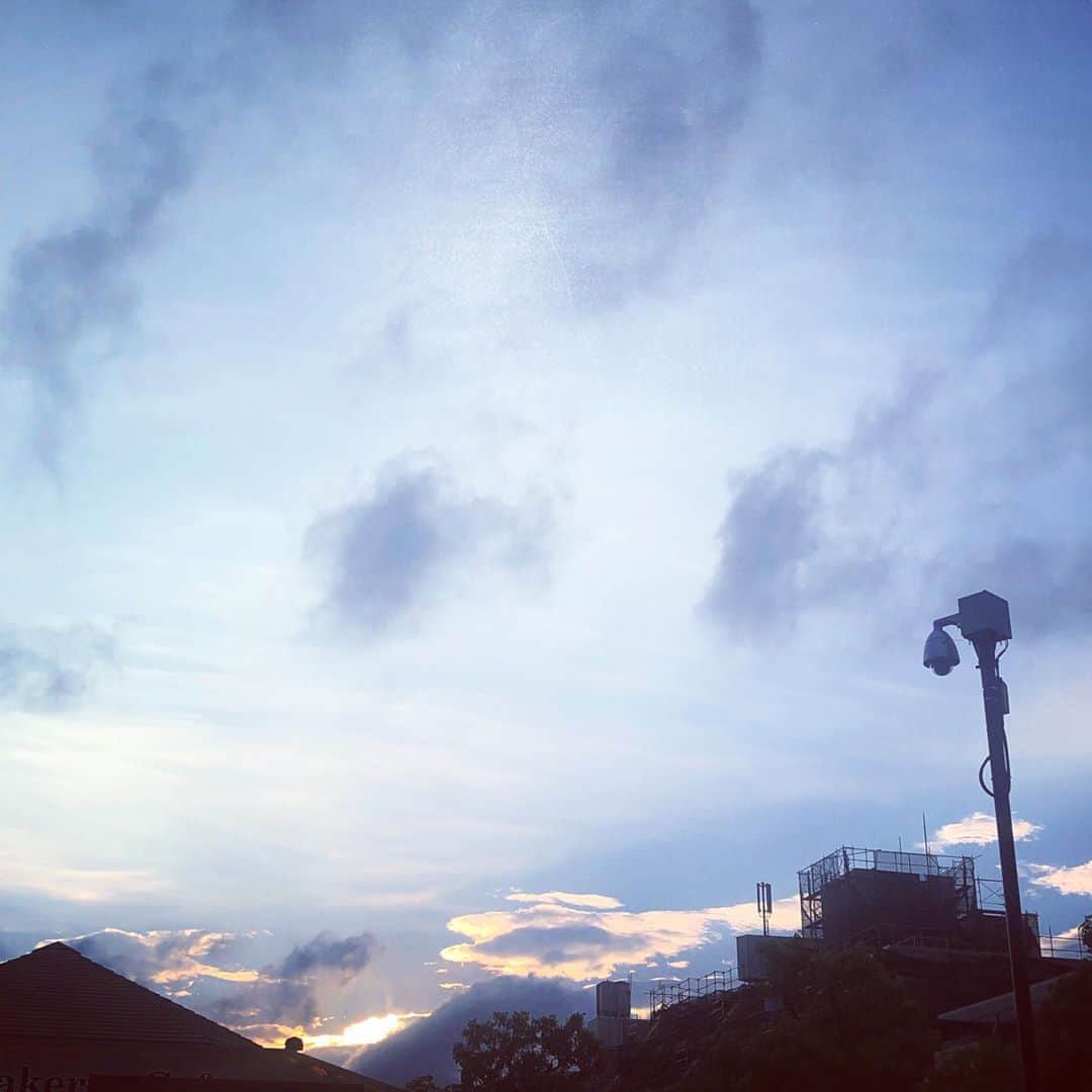 佐伯紅緒さんのインスタグラム写真 - (佐伯紅緒Instagram)「更新あいてしまいました。  怒涛の日々を送っています。  五感が嬉しい悲鳴をあげています。  人生、生涯学習です。  今日は久しぶりに空を見ました。  良い週末をお過ごしください✨  #いまそら #梅雨明け」7月27日 18時10分 - beniosaeki