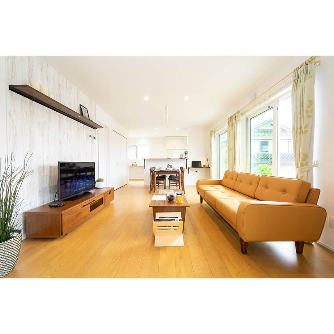 homelife 夢を叶える暮らし方のインスタグラム：「【家族団らん、幸せなひと時】 . . 一つの大きなソファで家族みんなでテレビを見る平和なひと時 壁も一面だけクロスを変えるとおしゃれです♪ . . こちらのお家はアーキホームライフのお施主様邸の施工写真です。 その他の施工写真は、 @homelife_gallery のURLからご覧いただけます。 . . #リビング #インテリア #リビングルーム #家具 #家族団らん #シンプルな暮らし #理想の家 #おしゃれな家 #マイホーム計画 #ローコスト住宅 #マイホーム #夢のマイホーム#福知山 #豊岡 #加東 #姫路 #注文住宅 #自由設計 #デザイン住宅 #myhome #family #house #home #homelife_京都 #homelife_大阪 #homelife_兵庫 #ホームライフ #ホームライフ100 #アーキホームライフ」