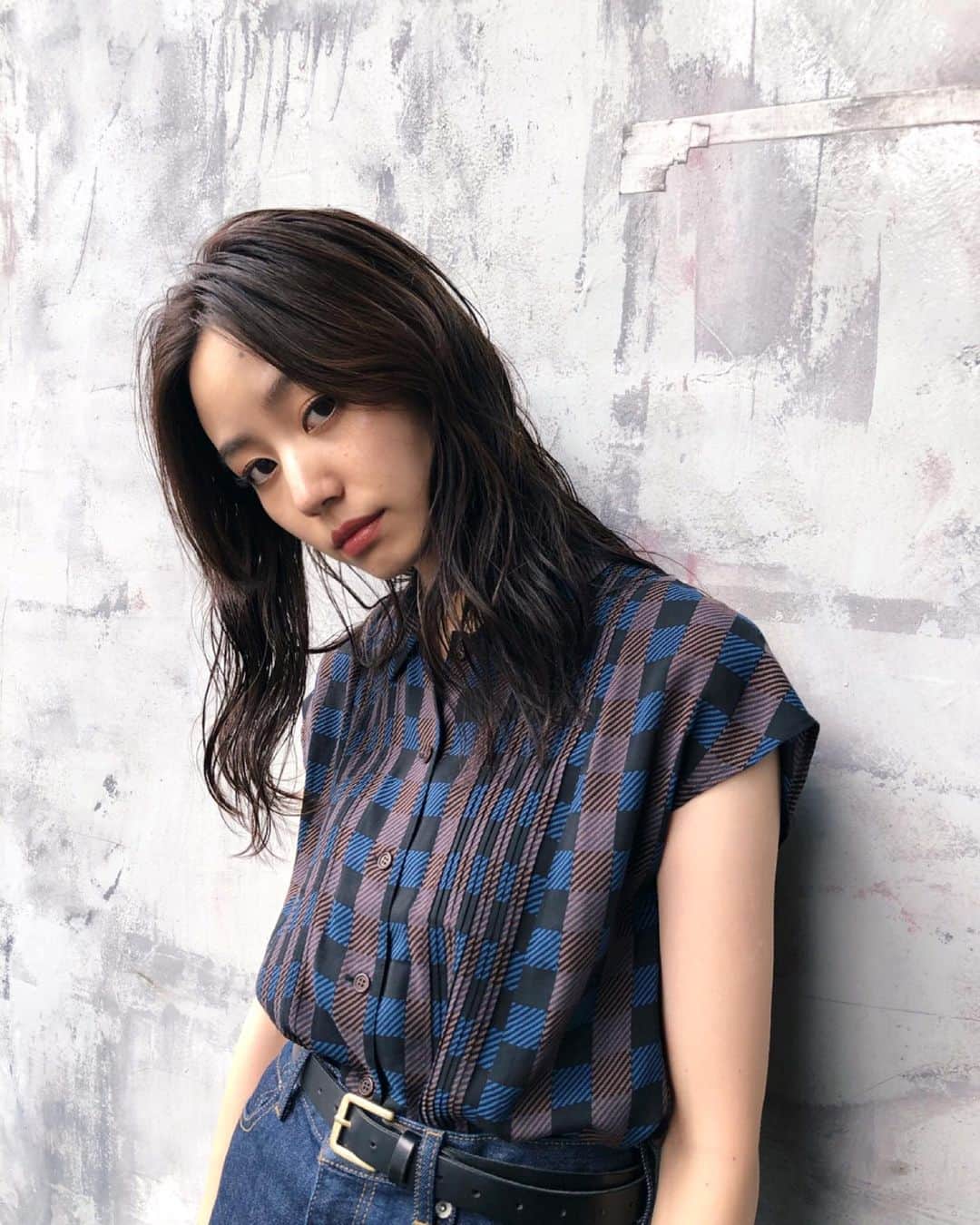 Shiho Sasakiのインスタグラム：「秋を先取りできるチェックblouse🍁 フロントにピンタックも入っているので シンプルにデニムと合わせるだけでも可愛い💚 気温は夏だけど、気分はすっかり秋なんだよなぁ💭 #MOUSSY#MOUSSYSNAP」