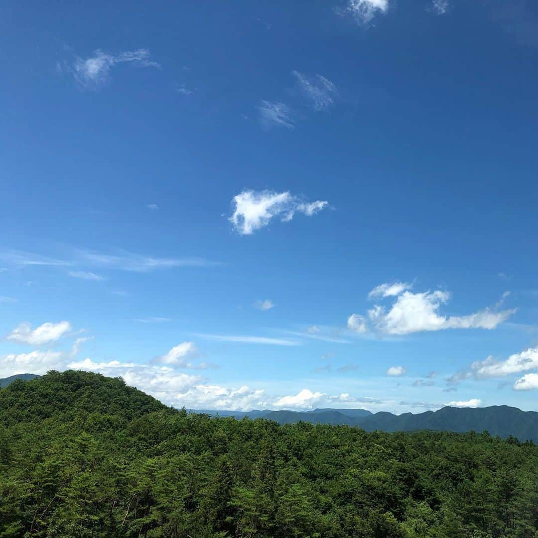 千葉あやさんのインスタグラム写真 - (千葉あやInstagram)「‪. 本日、福島県にて🎤✨ .‬ ‪第14回 下郷ふるさと祭り、ものまねステージが無事に終わりました☺️ .‬ ‪台風が来てるにも関わらず、ステージの時には素晴らしい晴天☀️ . 温かいお客様、本当に楽しい時間をありがとうございました✨😍 .‬ ‪ステージ終わりに、ちひろさんと一緒に♡‬ ‪初めてお会いしたのですが、最高に優しくて、素敵な方😍‬出会いに感謝です😍✨‬ . ‪ステージ終わりに、スタッフの方にビールご馳走になりました😋♡‬ . 生ビールお休みしてたけど、今日だけは♡笑 . 東京に帰りますー新幹線🚅 . . #坂本彩 #ものまね #福島県 #下郷 #下郷ふるさと祭り #桜井ちひろ さん #台風さらば #エゴマ #しんごろう #郷土料理」7月27日 18時17分 - aya_sakaya56