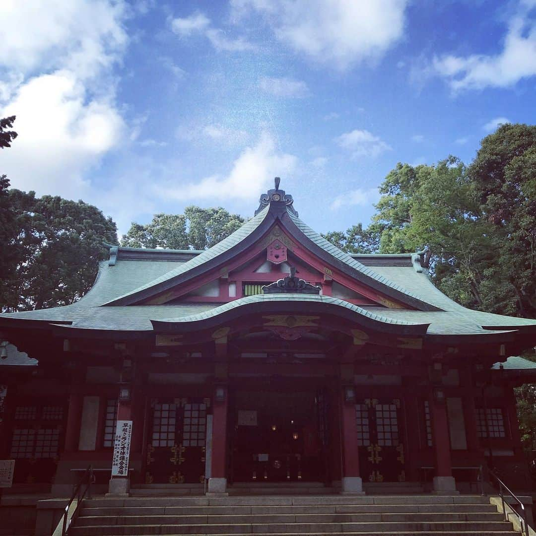 吉村民のインスタグラム：「世田谷八幡宮と世田谷線  #世田谷八幡宮 #世田谷線 #temple #setagaya #japan #japantrip #japantrain  #japanesehistory  #歴史 #歴女 #歴史好き #神社仏閣 #世田谷区 #歴史巡り #幕末好 #世田谷さんぽ #民の歴史散歩」