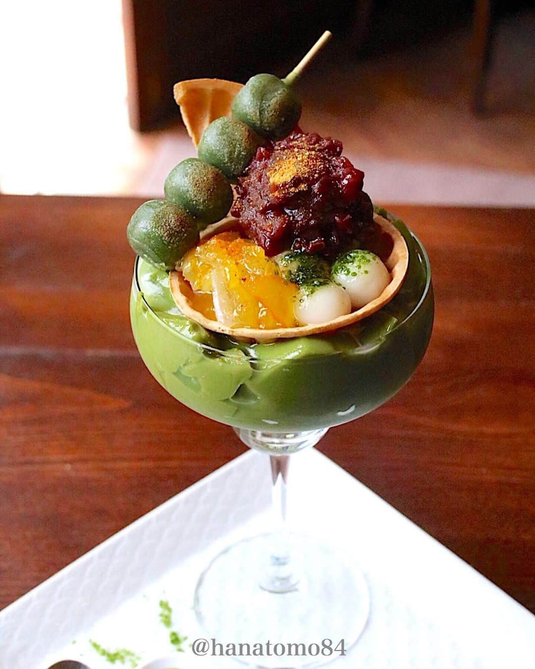 のインスタグラム：「. . . 新宿御苑前にある「新宿御苑 ろまん亭」では さまざまな抹茶スイーツをグラスいっぱいに盛り付けた その名も「抹茶ぱふぇ」(ドリンク付き/1,600円)が食べられるぞ！ ‪.‬ 底には、サクサクのフィヤンティーヌ 中央には、グラスからあふれんばかりの抹茶プリンが！ . トップには、白玉やあんこ、抹茶アイス、柚子のわらび餅など、和菓子でおなじみの食材が贅沢に盛り付けられています。 . 抹茶のほろ苦さに、柚子の爽やかな香りやあんこの甘さが絡み合い、絶妙なハーモニーを奏でます！ . 和スイーツ好きな方は間違いなくハマりますよー！ . ————————————————— . 店名 : 新宿御苑 ろまん亭 住所 : 東京都新宿区新宿1-1-1 ‪営業時間 : [火〜金 祝前日]‬11:30〜21:00(L.O.20:30) ‪ [土日祝]‬11:30〜18:00(L.O.17:30) ‪電話番号 : ‬03-3352-1777 ‪定休日 : 月曜日‬ ‪席数 : 23席‬ . 東京メトロ丸ノ内線 新宿御苑前駅2番出口から徒歩数分 . ————————————————— . . #パフェ#パフェ部#スイーツ部#カフェスタグラム#東京カフェ#東京スイーツ#カフェ部#カフェ巡り#新宿御苑前カフェ#新宿カフェ#和菓子カフェ#抹茶スイーツ#抹茶好き#和菓子部#わらび餅#新宿御苑ろまん亭 #はなとも新宿御苑前」