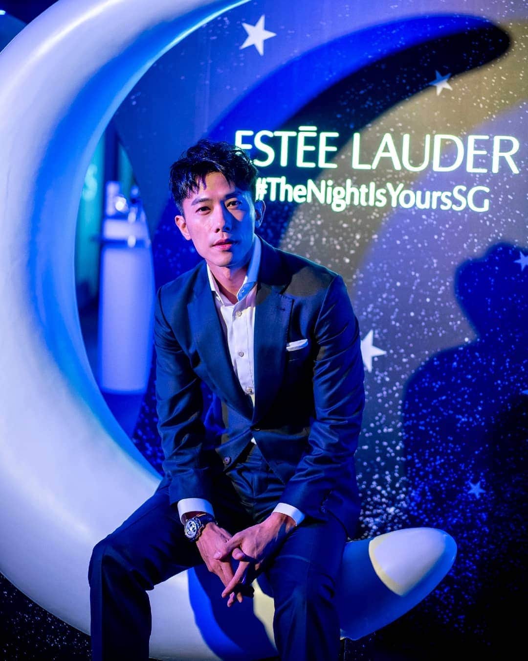 デスモンド・タンのインスタグラム：「🎶A whole new world A dazzling place I never knew But when I'm way up here It's crystal clear That now I'm in a whole new world with you🎶  This lyrics spell out how my experience at the @ESTEELAUDER 'The Night Is Yours' pop-up at ION Sky! Unbelievable ride through an endless diamond sky! ✨  Thank you @ESTEELAUDER for having me onboard with dear @oonshuan to share my skincare secret weapons, the iconic Advanced Night Repair face serum and the latest skincare breakthrough - Advanced Night Repair Intense Reset Concentrate! That's how I say goodbye to red and irritated skin in just 1 hour!  Swing by the 'The Night Is Yours' pop-up at ION Sky to experience a journey in the starry night with Estée Lauder today or tomorrow (27th & 28th, 11am-9pm)  RSVP at www.bit.ly/TheNightIsYoursSG to receive a complimentary Advanced Night Repair S.O.S. Welcome Kit.  P.S. Let me share this whole new world with you?  #EsteeLauderSG #AdvancedNightRepair #TheNightIsYoursSG #PressResetTonight  Special Thanks: Hairstylist: @ryan_yap  Outfit: @commonsuits @javinthey」