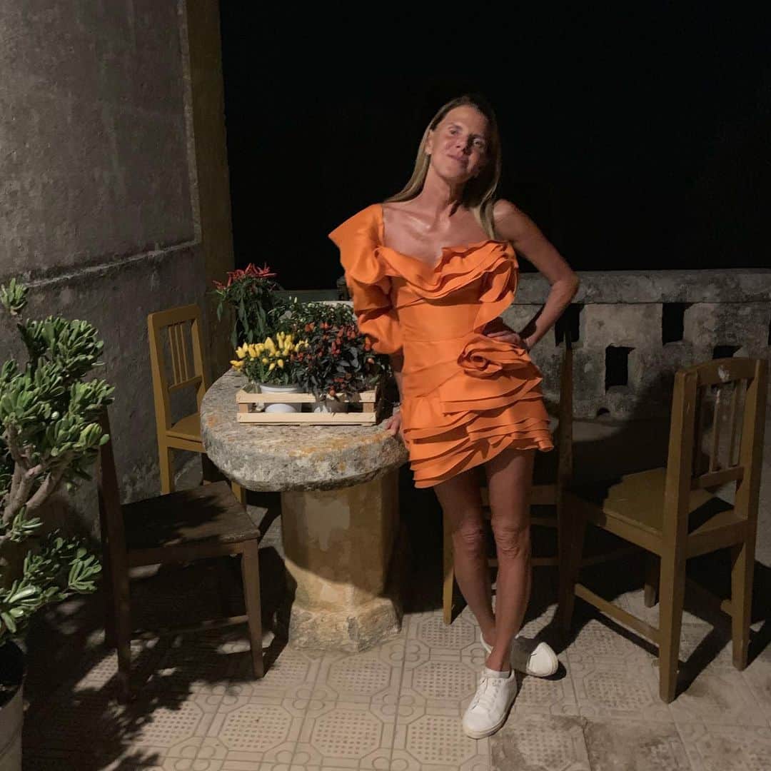 アンナ・デッロ・ルッソさんのインスタグラム写真 - (アンナ・デッロ・ルッソInstagram)「#aboutlastnight Giampi’s House 🏡 @giampaolosgura ❤️❤️❤️ wearing @ermannoscervino 🎀」7月27日 18時34分 - annadellorusso