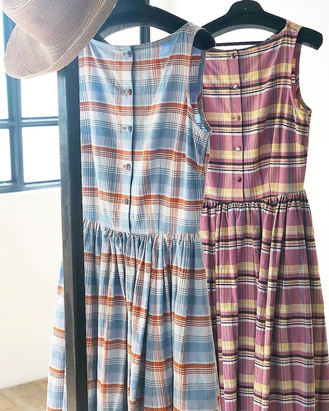 川人未帆さんのインスタグラム写真 - (川人未帆Instagram)「・ マドラスチェック、ボートネック、くるみボタン、上はスッキリからのボリュームたっぷりスカート、長め丈。 あぁ、可愛い。 どこかノスタルジックな、でもなんだかそれが新鮮な、そんなワンピース💕 8月頭には入荷できるのでお盆休みに着てほしいなー🥰 ・ #seventenbymihokawahito」7月27日 18時35分 - miho0319kawahito