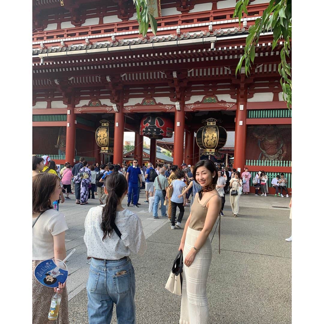 芦田美歩さんのインスタグラム写真 - (芦田美歩Instagram)「.﻿ .﻿ .﻿ 浅草寺🏮﻿ ﻿ 外国人観光客の多さがすごく、もはや日本語以外の言語しか聞こえないレベル！﻿ ﻿ 日本の文化にすごく興味を持ってくれているのを感じて私も自分の国の正しい文化をちゃんと知りたいって思ったりしてみたり🤔﻿ ﻿ そんな東京は梅雨明けから一気に猛暑感！﻿ ﻿ だから出来る限り服を着たくない病を発病中…﻿ ﻿ そんな私には嬉しい流行りのワンショルトップス！﻿ ﻿ 涼しい〜〜〜〜﻿ .﻿ .﻿ .﻿ #浅草寺 #浅草 #梅雨明け #猛暑 #ワンショルに助けられる私」7月27日 18時35分 - a.mifu_cial