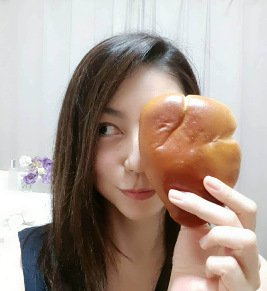 黒坂真美さんのインスタグラム写真 - (黒坂真美Instagram)「クリームパンに夢中♥️ I can't stop eating cream bun. ・ #寝ても覚めても #youの事ばかり♡ #あー #台詞で #クリームパン!! #って言わない様に #気を付けなきゃ😀 #黒坂真美 #kurosakamami #creambun #addict  #inmyroom #🥐 #🥯 #japan🇯🇵 毎日の様にｸﾘｰﾑﾊﾟﾝ1個だけ買いにいってパン屋さんごめんね♡」7月27日 18時35分 - mamikurosaka_official