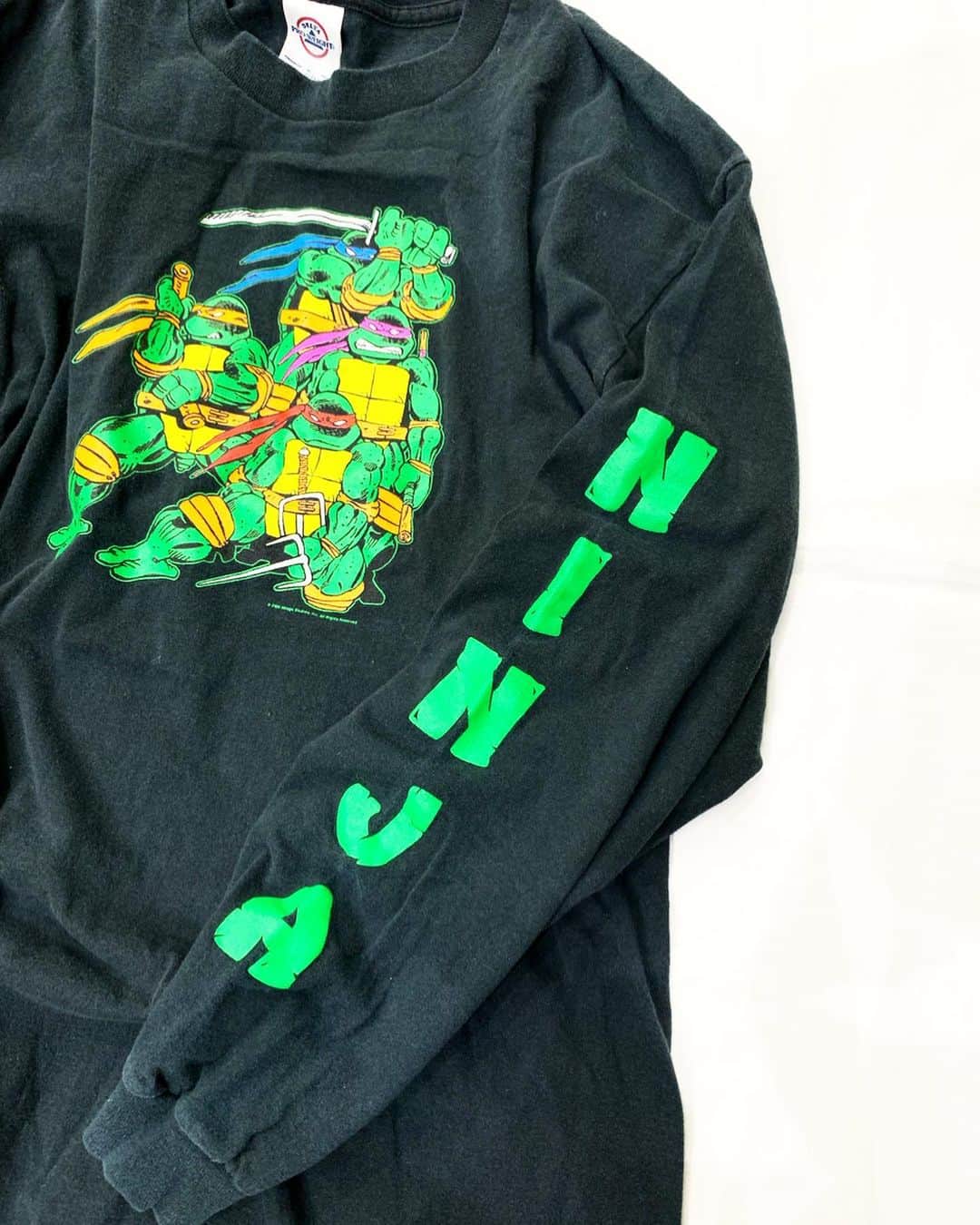 ジャムルさんのインスタグラム写真 - (ジャムルInstagram)「Teenage Mutant Ninja Turtles L/S Tee ¥5000+tax 肩幅 54.5cm 身幅 56cm 着丈 70cm 袖丈 57cm . 通販も可能です。 お問い合わせはお電話で承ります。 . #お問い合わせはお電話で承ります #jammru #osaka  #fashion  #streetstyle  #streetfashion  #vtg  #vintage  #used  #usedclothing  #古着 #古着屋 #ファッション #70s #80s #90s#fila#teenagemutantninjaturtles」7月27日 18時35分 - jammru