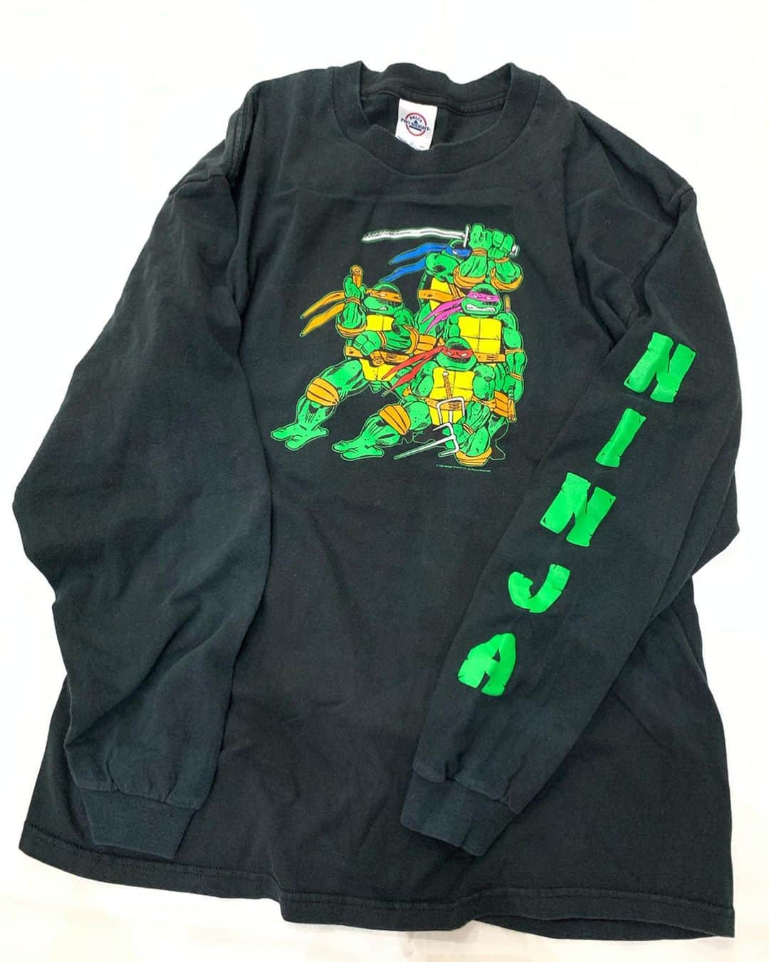 ジャムルさんのインスタグラム写真 - (ジャムルInstagram)「Teenage Mutant Ninja Turtles L/S Tee ¥5000+tax 肩幅 54.5cm 身幅 56cm 着丈 70cm 袖丈 57cm . 通販も可能です。 お問い合わせはお電話で承ります。 . #お問い合わせはお電話で承ります #jammru #osaka  #fashion  #streetstyle  #streetfashion  #vtg  #vintage  #used  #usedclothing  #古着 #古着屋 #ファッション #70s #80s #90s#fila#teenagemutantninjaturtles」7月27日 18時35分 - jammru