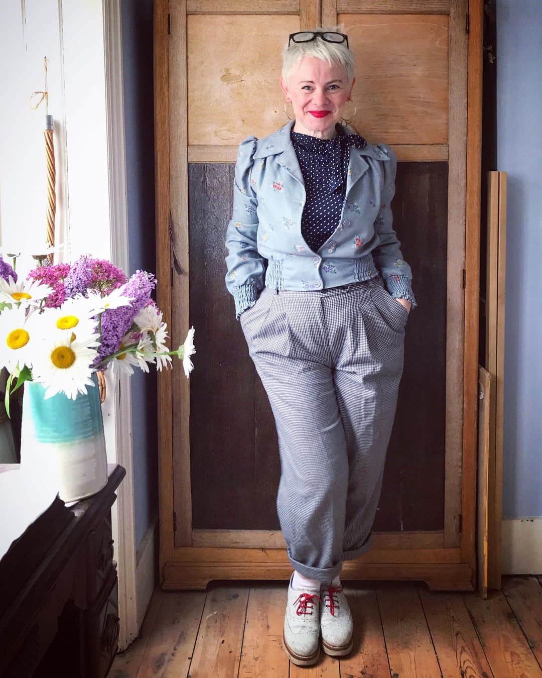 Tea and sittingのインスタグラム：「...I bought the little vintage jacket! 💞 #5ftinfwearsthings」