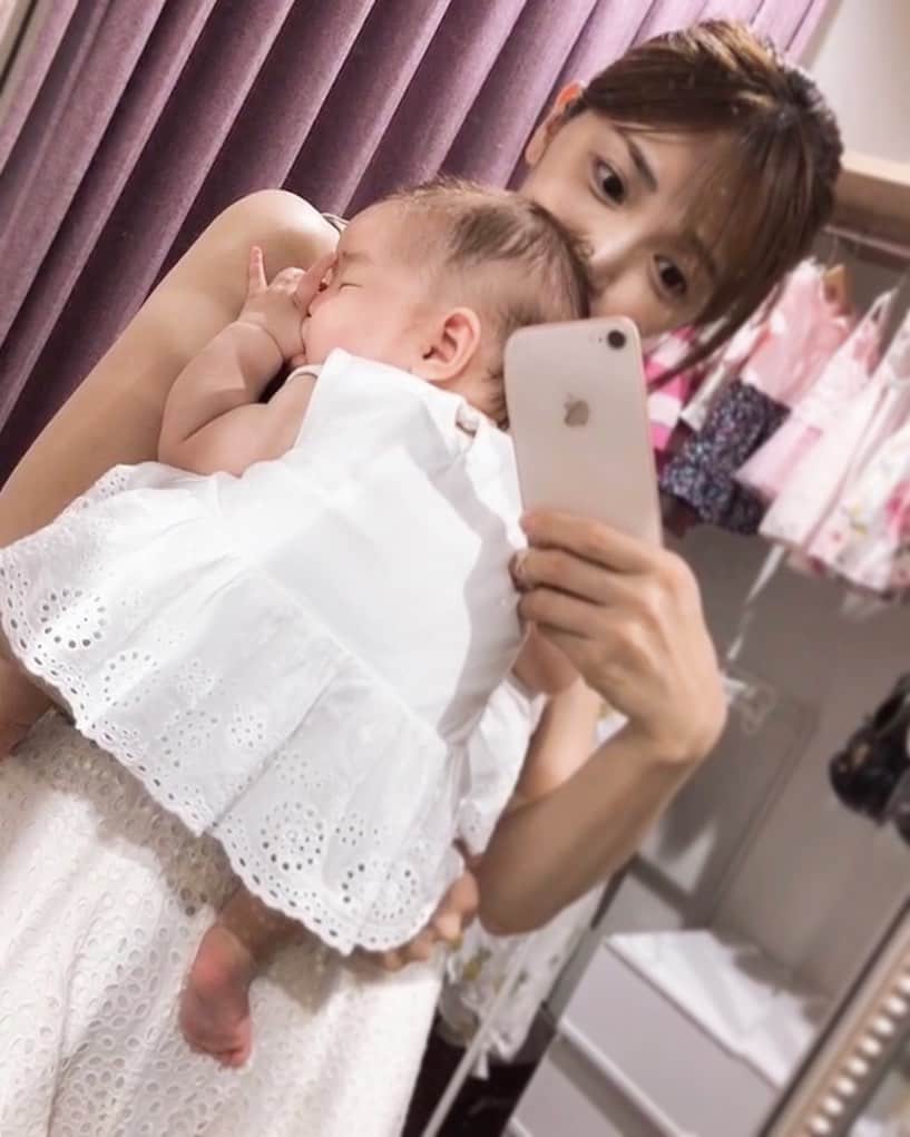 田中涼子のインスタグラム：「白い穴あきレースお揃い♡  #babygap#ronherman  #女の子ママ#4ヶ月ベビー  #髪が擦れて薄くなるこの時期ならではのヘアスタイル♡ #何の疑いもなく息子さんて言われて ひらひらそっと隠した」