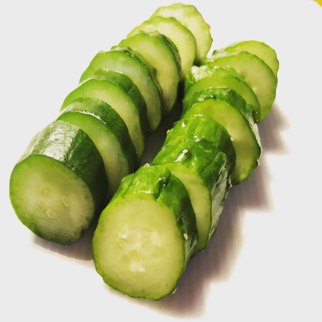 佐藤尚之のインスタグラム：「#1000日ぬか床チャレンジ  15日目で初めて美味しいの作れたかもしれない！  ナイス！  #ぬか漬け生活  #1000日チャレンジ」