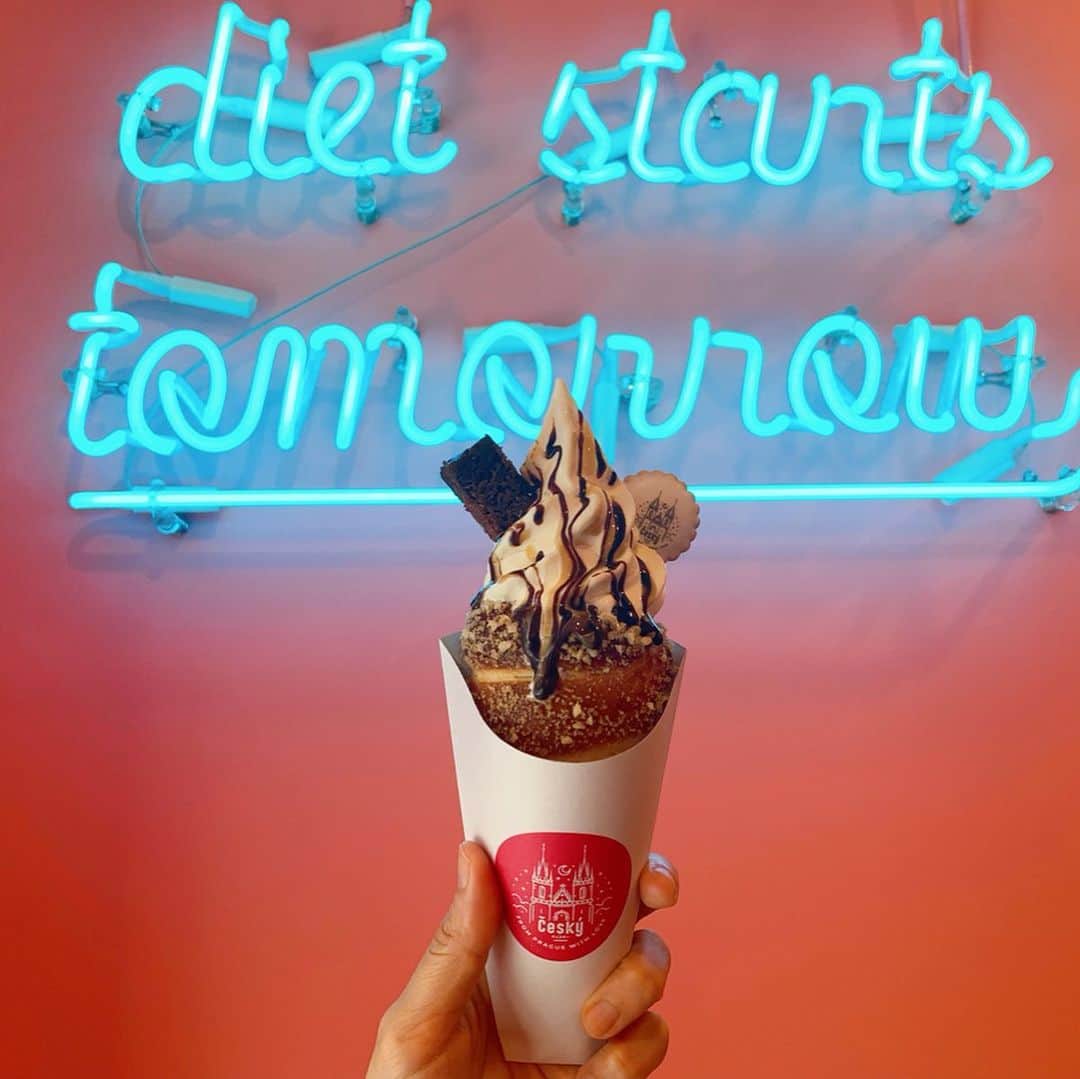 山野ゆりのインスタグラム：「夏にぴったりパンアイス🍨🍨詳しくはDomain.jpにて🧡Numeroやparismagでもウェブパン連載しています🥖ストーリーやプロフィールからも飛べるので是非是非のぞいてみて下さい🧡ではでは打ち合わせへ行ってきます🐶良い週末を✨🧡 #パン #アイス #おでこ」