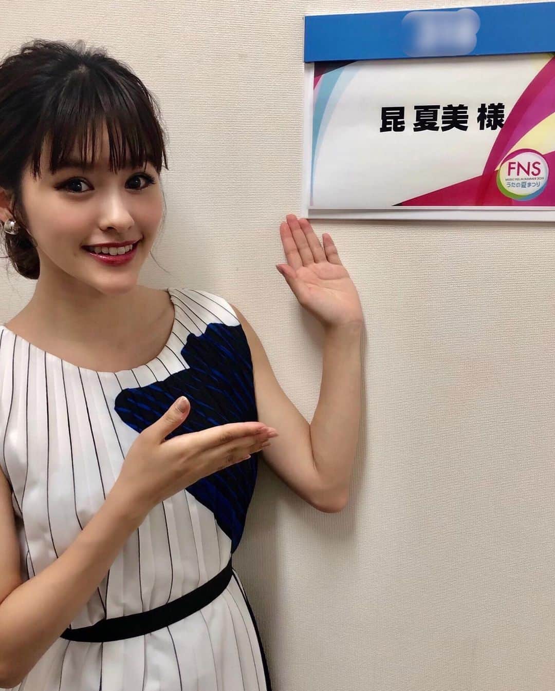 昆夏美のインスタグラム：「. FNS、ご覧下さった皆様 ありがとうございました♡ 生放送はやはり緊張しました、、、 お楽しみいただけたでしょうか？ 大好きな2曲を歌わせていただき 夢のような時間でした。 一緒に歌わせていただいた お二人にも感謝です。 ありがとうございました✨ . お衣装がどちらのものか という質問がたくさんあったので ご紹介しますね👗 . ミスサイゴン「世界が終わる夜のように」 @boss  ライオンキング「愛を感じて」 @dressbrandgirl.official」