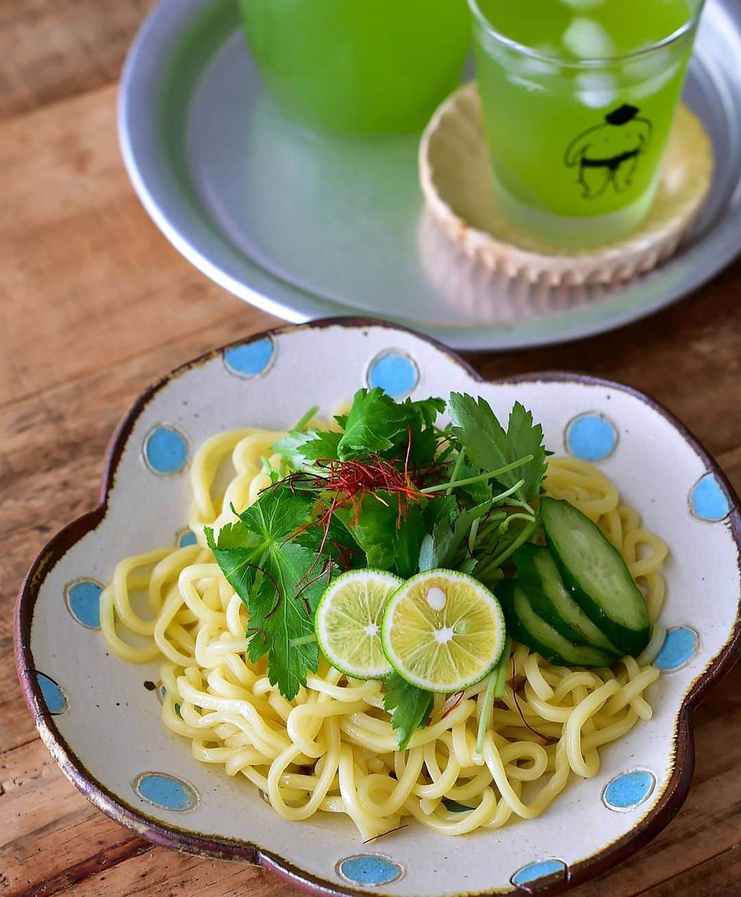 セーラさんのインスタグラム写真 - (セーラInstagram)「* 2019/07/27 * + . . 🌶辛いつけ麺でお昼ごはん。 スープと麺の位置逆ですね？(*´艸`) . . つけ麺のスープには、#低温調理器 で作ったしっとりささみと温玉入り すり胡麻とネギもどっさり入れて . 麺には三つ葉の糸唐辛子、スダチときゅうりをトッピング。 . . 麺を食べ終え、つけ麺のスープにご飯入れて食べようかと思ったけど… 息子にお相撲さんのグラスの後ろ姿とそっくりやん。と言われたので🍚は止めました。 (；A；)ﾔｾﾀｲ。 ・ ・ ・ #つけ麺 #お昼ご飯 #麺 #辛麺 #lunch #おうちごはん」7月27日 18時51分 - se_ra0227