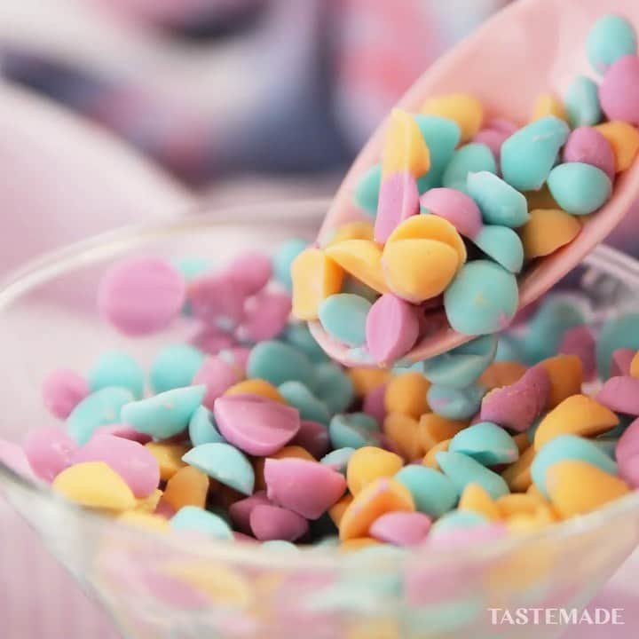 のインスタグラム：「【作ってみた💜】つぶつぶアイス🌈⁠ ⁠ スマホアプリはレシピを簡単に探せるよ📲⠀⁠ ダウンロードはプロフィールのURLをクリック👆⠀⁠ ⁠ ■材料⁠ ぶどうシャーベット　50g  オレンジシャーベット　50g  ラムネシャーベット　50g  ギリシャヨーグルト  300g ⁠ ■手順⁠ 【事前準備】 ・ペットボトルの蓋に3ヶ所キリで穴を開ける  1. 全種類のシャーベットを溶かす  2. ギリシャヨーグルトを各100gずつ混ぜる  3. 穴の開いたペットボトルに入れ、クッキングシートの上に出していく  4. 固まるまで冷凍する ⁠ ⁠ #tastemade #tastemadejapan #food #foodie #cooking #recipe #tastemade #japan #japanese #japanesefood #sweets #dessert #icecream ⁠ ⁠ ⁠ #テイストメイド #料理 #クッキング #レシピ #おうちご飯 #おうちごはん #おうちカフェ #スイーツ #デザート #おやつ #お菓子作り #アイス #つぶつぶ⁠ ⁠ #テイストメイドジャパン をつけて投稿してね🍨」