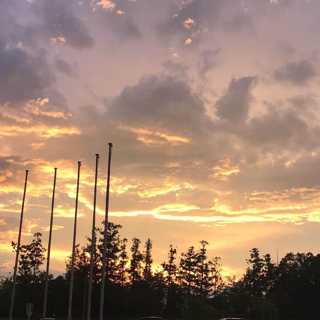 のインスタグラム：「ライブ前やライブ中からは考えられない綺麗な夕焼け空の鈴鹿サーキット。 8フェス観にきてくれた皆さまありがとうございました！」