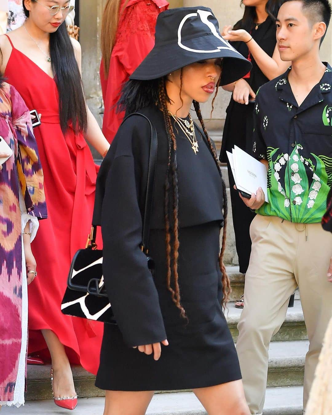 Valentinoさんのインスタグラム写真 - (ValentinoInstagram)「The Valentino Garavani #VSLING observed. @fkatwigs is seen carrying the VSLING bag in Paris.」7月27日 19時02分 - maisonvalentino