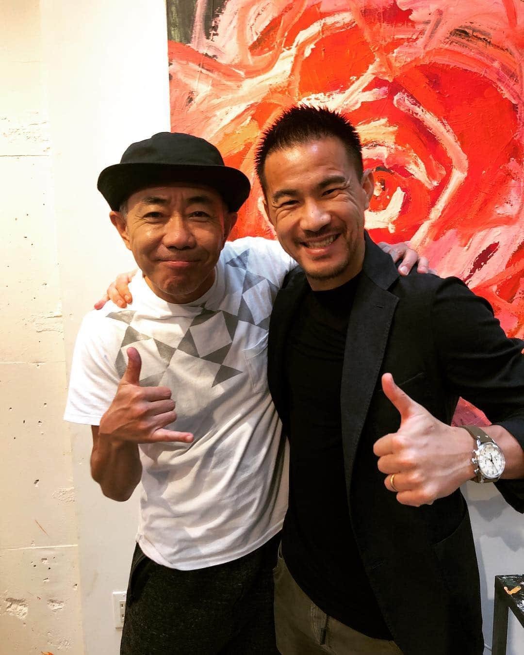 岡崎慎司のインスタグラム：「ふとした時にメールしてくれるノリさんにはいつも力もらってます。 オフの日に会いたくてノリさんの事務所まで行っちゃいました笑 今やってる事を楽しそうに話すノリさんみて僕もワクワクしてきました。俺も全力で今を楽しもう😊😊」