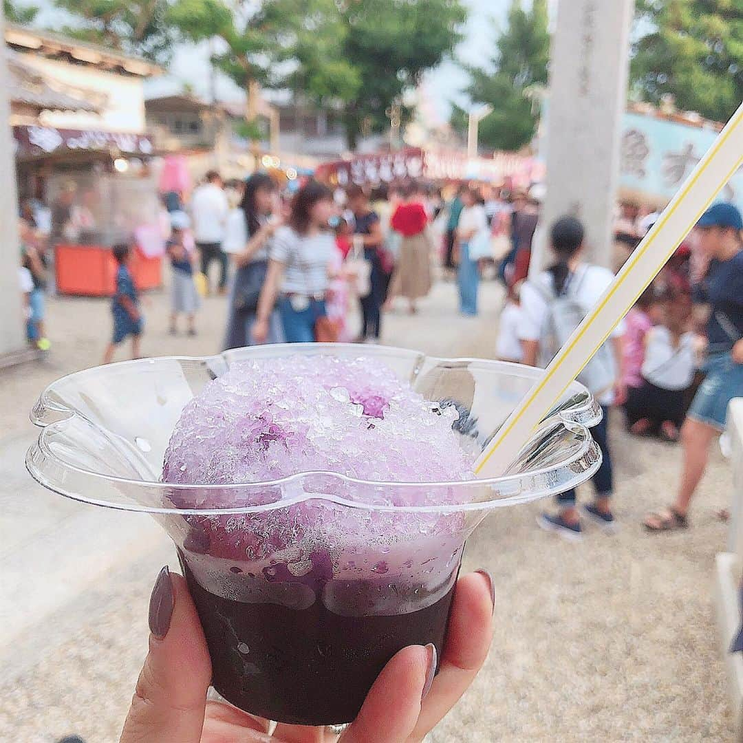 天野ゆうかさんのインスタグラム写真 - (天野ゆうかInstagram)「のりえちゃんの地元のお祭りにお邪魔してきました👘♡ . . . . あおちゃん👦🏻と一緒に スーパーボールすくいもしてきたよ◎ #有言実行 赤いテント⛺️やったから、 ２人してゆでダコみたいな顔色してますが..🐙笑 (フィルターでなんとかする気も無い) . . Ｑ、さて今年の天野は何個取ったでしょうか？ #明日正解言うから当ててみてね♡ ヒントはね、キリのいい数字ではなかったけど なかなかの数(３桁 )すくえたよ🥎🔍◎ . . のりえちゃんが撮ってくれてた #スーパーボールすくい動画 が #無我夢中 すぎてんけど、すぐポイの紙破けちゃって苦手やねんなって方の為に編集してまた載せてみよかな🤔💬 参考になるかわからないけど良かったらまた見てね👩🏻‍🏫💡 . . . かき氷はあんまり見ないグレープ味にしたよ🍇 帰り際の空には🌈が掛かってキレイやった〜 . . . . #お祭り #夏祭り #祭り #大阪 #八尾 #渋川神社 #夜店 #出店 #スーパーボールすくい #顔赤い #ゆでダコ #金魚すくい #仲良し親子 #あおちゃん可愛すぎる #好きな人ランキング10位の４位に入れてくれた #嬉しい #かき氷 #楽しかった #🌈 #お団子ヘア #ワンピース #축제 #무지개」7月27日 19時03分 - yucca_official