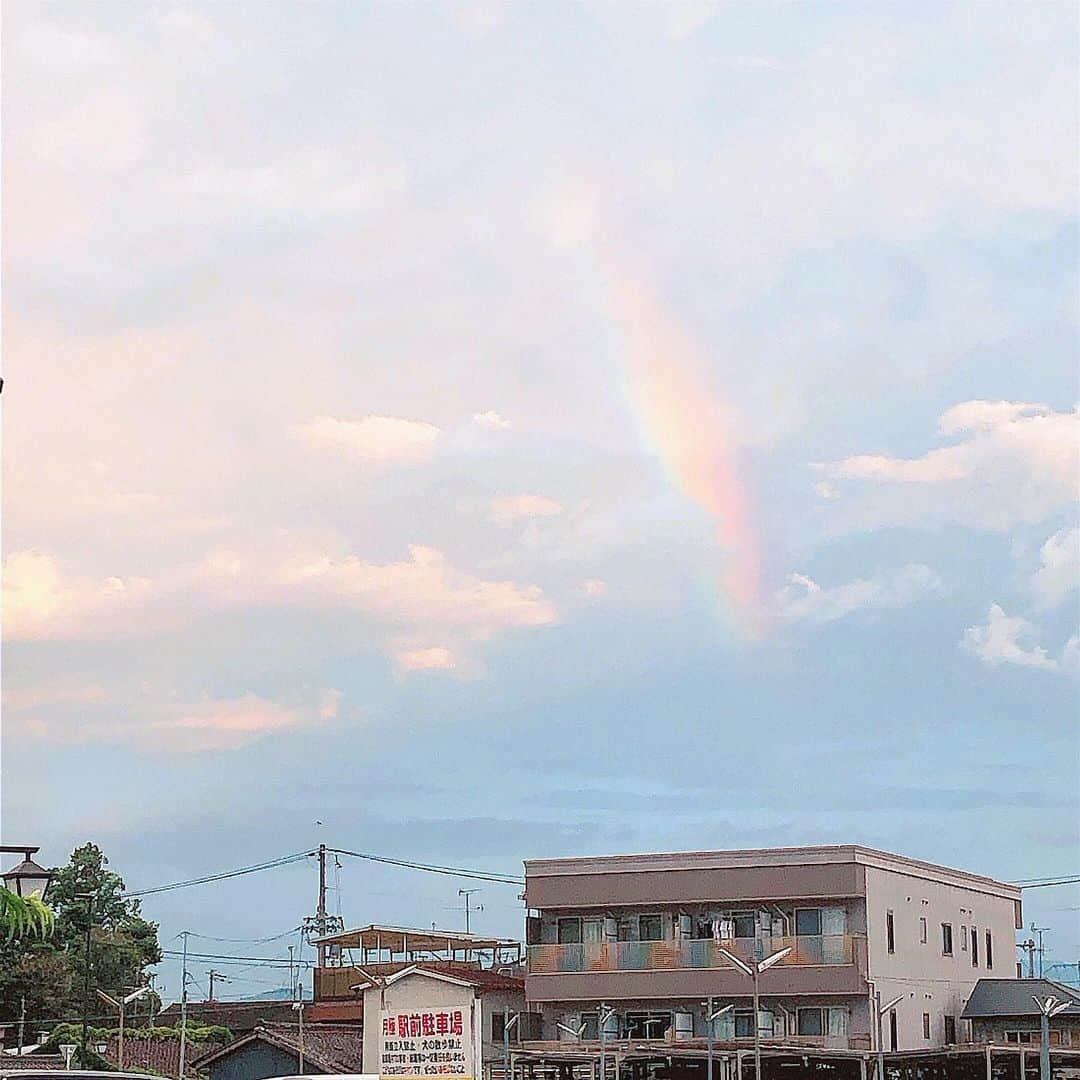 天野ゆうかさんのインスタグラム写真 - (天野ゆうかInstagram)「のりえちゃんの地元のお祭りにお邪魔してきました👘♡ . . . . あおちゃん👦🏻と一緒に スーパーボールすくいもしてきたよ◎ #有言実行 赤いテント⛺️やったから、 ２人してゆでダコみたいな顔色してますが..🐙笑 (フィルターでなんとかする気も無い) . . Ｑ、さて今年の天野は何個取ったでしょうか？ #明日正解言うから当ててみてね♡ ヒントはね、キリのいい数字ではなかったけど なかなかの数(３桁 )すくえたよ🥎🔍◎ . . のりえちゃんが撮ってくれてた #スーパーボールすくい動画 が #無我夢中 すぎてんけど、すぐポイの紙破けちゃって苦手やねんなって方の為に編集してまた載せてみよかな🤔💬 参考になるかわからないけど良かったらまた見てね👩🏻‍🏫💡 . . . かき氷はあんまり見ないグレープ味にしたよ🍇 帰り際の空には🌈が掛かってキレイやった〜 . . . . #お祭り #夏祭り #祭り #大阪 #八尾 #渋川神社 #夜店 #出店 #スーパーボールすくい #顔赤い #ゆでダコ #金魚すくい #仲良し親子 #あおちゃん可愛すぎる #好きな人ランキング10位の４位に入れてくれた #嬉しい #かき氷 #楽しかった #🌈 #お団子ヘア #ワンピース #축제 #무지개」7月27日 19時03分 - yucca_official