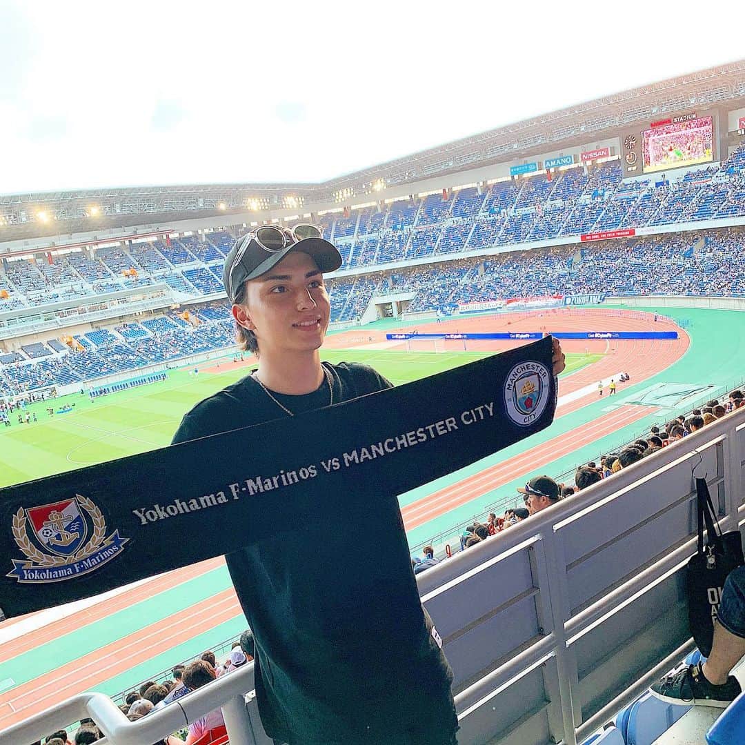 バンダリ亜砂也さんのインスタグラム写真 - (バンダリ亜砂也Instagram)「・ ・ ・ マンC  vs  横浜F・マリノス ・ サッカーファンとしては 生でなかなか観れないマンCの試合が観れるし、最高👊 高校のサッカー部のメンバーで観戦！誘ってくれてありがとう！！ ・ 台風予報が晴れ男発揮した。 楽しみ😍 ・ ・ #21歳 #12年サッカー  #人生の半分以上サッカー #サッカー馬鹿  #現役の時を思い出す」7月27日 19時03分 - asaya.0223