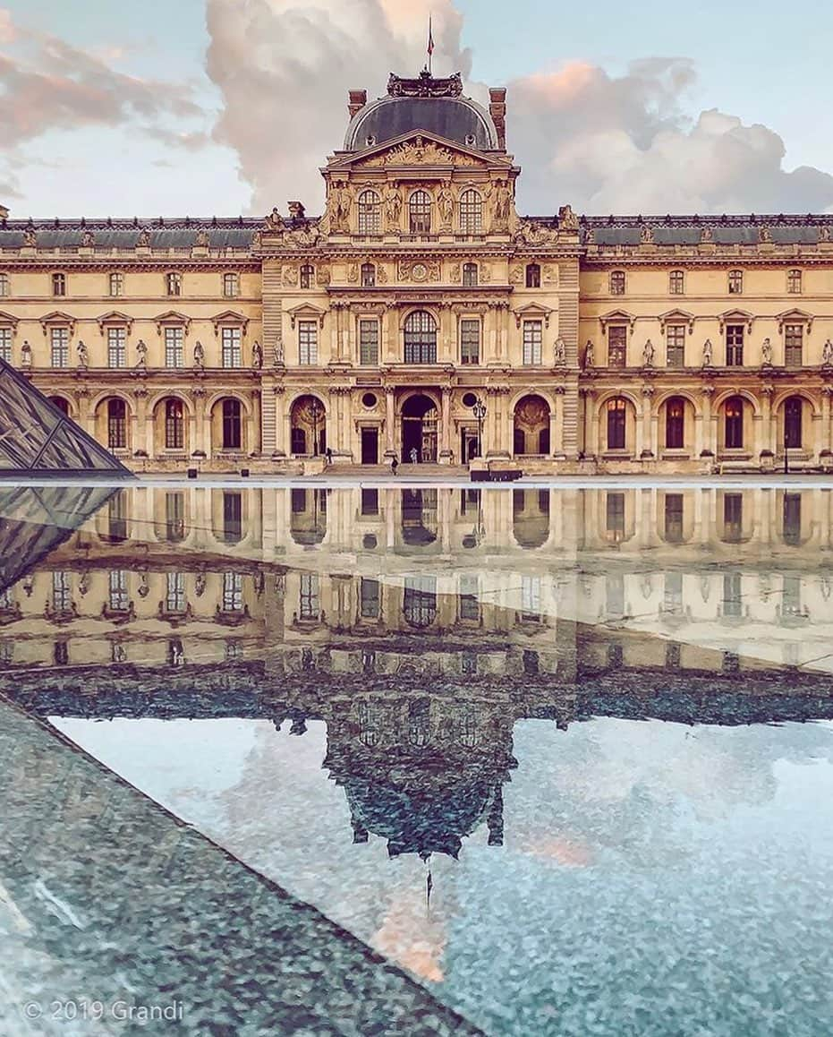 ルーブル美術館さんのインスタグラム写真 - (ルーブル美術館Instagram)「. 🇫🇷 Un Louvre peut en cacher un autre ! 🙃 Félicitations @grandishots pour cette belle photo, et bon week-end à toutes et tous ! - 📸 Vous aussi, partagez vos plus belles photos en mentionnant #Louvre ou #MuséeDuLouvre. Nous en partageons une chaque fin de semaine. 🤗 - - - - 🌍 Enter the upside down... 🙃 Congrats @grandishots for this nice shot and have a nice weekend all! - 📸 You too, share your best pictures using #Louvre or #LouvreMuseum. We will repost one every weekend. 🤗 . . . #Louvre #LouvreMuseum #MuseeDuLouvre」7月27日 19時11分 - museelouvre