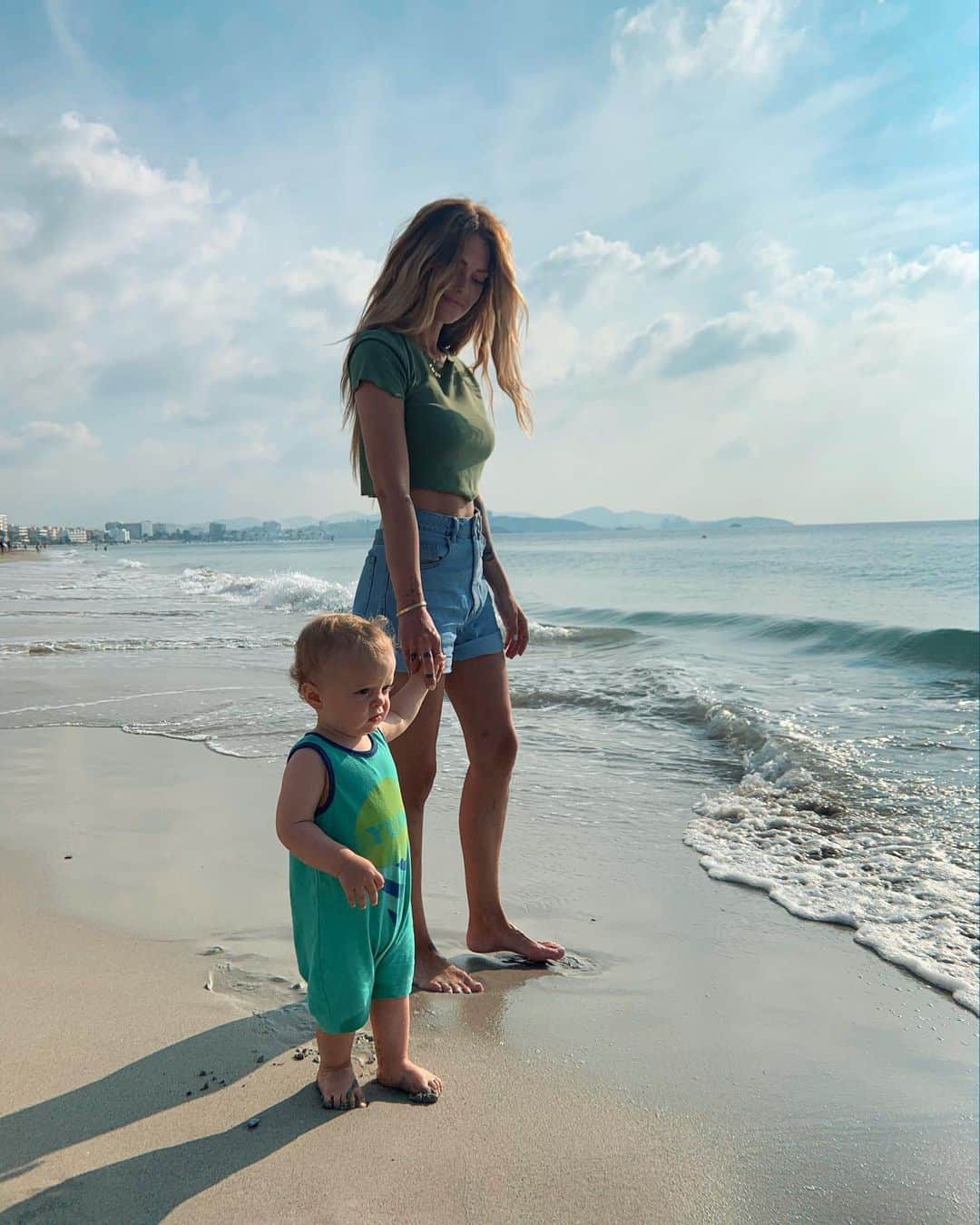 Caroline Receveurさんのインスタグラム写真 - (Caroline ReceveurInstagram)「First beach walk with my love 💙🌊」7月27日 19時12分 - carolinereceveur