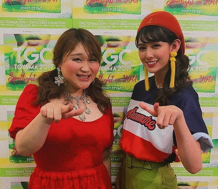 アンジェラ芽衣さんのインスタグラム写真 - (アンジェラ芽衣Instagram)「プレステージ・インターナショナル presents﻿ TGC TOYAMA 2019 by TOKYO GIRLS COLLECTION🧡💙💚﻿ りんごちゃんと写真撮っていただきました🥺🥺﻿ ネタが大好きでずーーっと見ていて大好きだったのでお会いできて嬉しい最高でしたありがとうございます😭😭🍎﻿ ﻿ #アンジェラ芽衣 #tokyogirlscollection #TGC #TGC富山 #TGC富山2019 #東京ガールズコレクション #富山県 #富山 #ファッション #ファッションショー #fashion #show #Aranmare #アランマーレ #富山のさかな応援Girl #りんごちゃん」7月27日 19時12分 - ange_la00