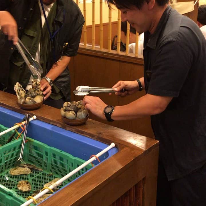 鶏魚 谷町のインスタグラム：「鶏魚です！しーちゃんです🎶 本格的な暑さが続いております(^_^;) お身体には気をつけて、鶏魚で英気を養ってください♡ #猛暑 #英気を養う #鶏魚 #大阪 #谷町四丁目 #駅近 #セルフ飲み放題 #地域最安値 #コース #座敷 #個室 #貝盛り放題 #ガンガン焼き #あさり #はまぐり #ホンビノス貝 #牡蠣 #さざえ #飲み会 #女将」