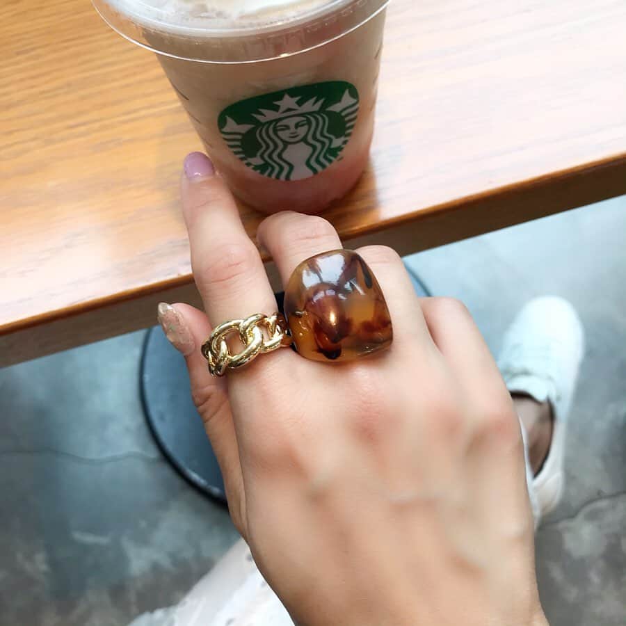 haruru0724さんのインスタグラム写真 - (haruru0724Instagram)「#ring . . べっ甲とチェーンのリングは @abask_official ❤︎ ２つセットだよ〜✨ 大きめリングが可愛い😍 . . スタバの桃の🍑 めっちゃ美味しかった〜🤤 息子にほとんど飲まれた😇 . . . #リング #アクセサリー #べっ甲リング #チェーンリング #ゴールドリング #リングセット #手元 #手元くら部 #手元倶楽部 #手元コーデ #ママコーデ #シンプルコーデ #プチプラコーデ #プチプラ #大人可愛い #大人カジュアル #カジュアルコーデ #mamagirl #locari #おしゃれさんと繋がりたい #カフェ巡り #カフェ好き #カフェスタグラム #カフェ部 #cafe巡り #カフェ巡り好きな人と繋がりたい #スタバ #starbucks」7月27日 19時22分 - haruru0724
