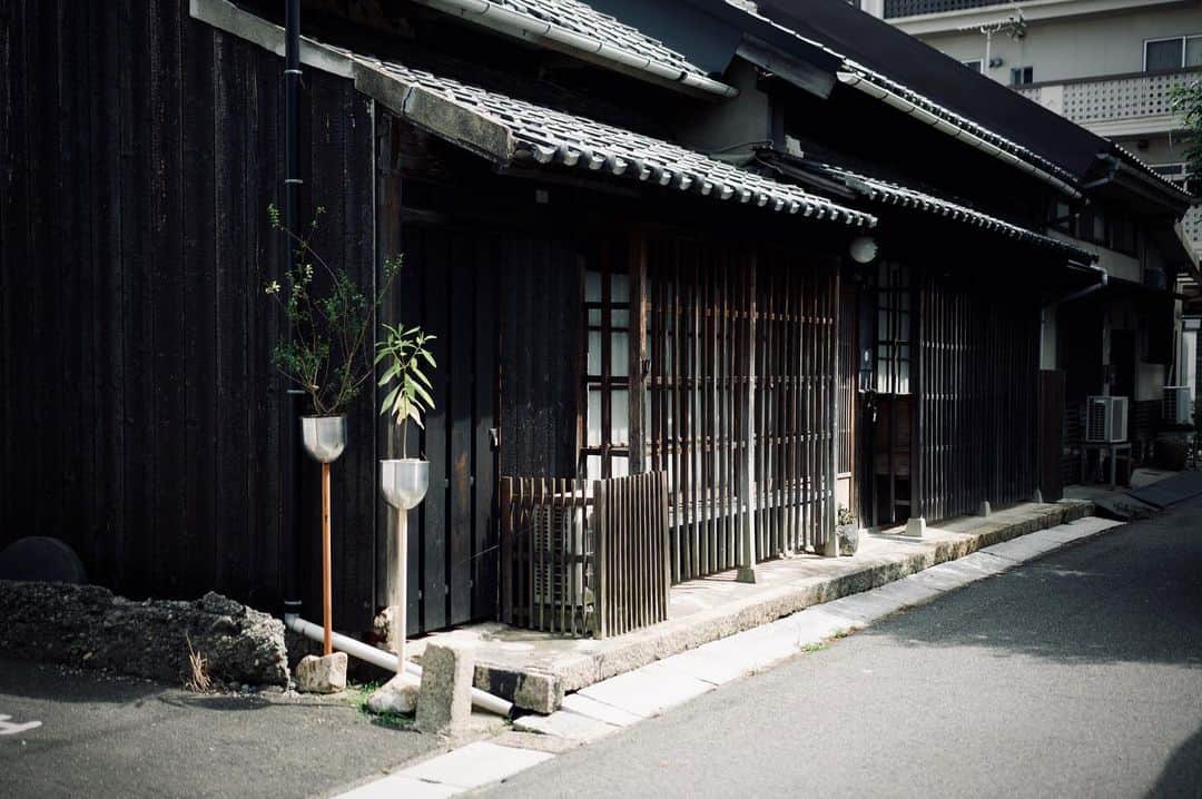 graf studioさんのインスタグラム写真 - (graf studioInstagram)「【瀬戸内国際芸術祭2019 会場構成の協力】  瀬戸内国際芸術祭2019、いよいよ夏会期が始まりました。  建築家ユニットdot architectsが会場構成を担当する北浜alley。 北浜エリア内の会場を繋ぐ装置として、庵治石をウェイトとして利用した置型のポットを点在（Dotted）させ、風景の連続によって誘導案内の仕組みを展開しています。それぞれを結ぶこの約80本のポットを、grafとともに制作しました。 夏会期から秋会期まで、ご覧いただけます。  Dotted AlleyScape 作品No. / 「北浜の小さな香川ギャラリー」 作品情報 / 高松・高松港周辺 期間 / あつまる夏：7月19日〜8月25日、ひろがる秋：9月28日〜11月4日 協力 /  GREEN SPACE、協同組合庵治石振興会、graf  #dotarchitects #ドットアーキテクツ #GREENSPACE #グリーンスペース #graf #瀬戸内国際芸術祭2019 #瀬戸内国際芸術祭 #せとげい #高松港 #北浜alley #庵治石 #art #architecture #TROPEHACK #TROPE #トロープ」7月27日 19時22分 - graf.studio