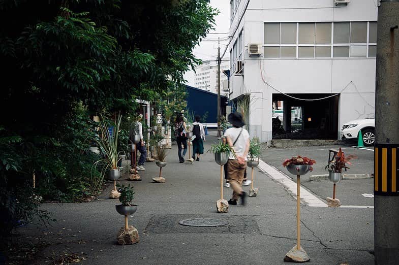 graf studioさんのインスタグラム写真 - (graf studioInstagram)「【瀬戸内国際芸術祭2019 会場構成の協力】  瀬戸内国際芸術祭2019、いよいよ夏会期が始まりました。  建築家ユニットdot architectsが会場構成を担当する北浜alley。 北浜エリア内の会場を繋ぐ装置として、庵治石をウェイトとして利用した置型のポットを点在（Dotted）させ、風景の連続によって誘導案内の仕組みを展開しています。それぞれを結ぶこの約80本のポットを、grafとともに制作しました。 夏会期から秋会期まで、ご覧いただけます。  Dotted AlleyScape 作品No. / 「北浜の小さな香川ギャラリー」 作品情報 / 高松・高松港周辺 期間 / あつまる夏：7月19日〜8月25日、ひろがる秋：9月28日〜11月4日 協力 /  GREEN SPACE、協同組合庵治石振興会、graf  #dotarchitects #ドットアーキテクツ #GREENSPACE #グリーンスペース #graf #瀬戸内国際芸術祭2019 #瀬戸内国際芸術祭 #せとげい #高松港 #北浜alley #庵治石 #art #architecture #TROPEHACK #TROPE #トロープ」7月27日 19時22分 - graf.studio