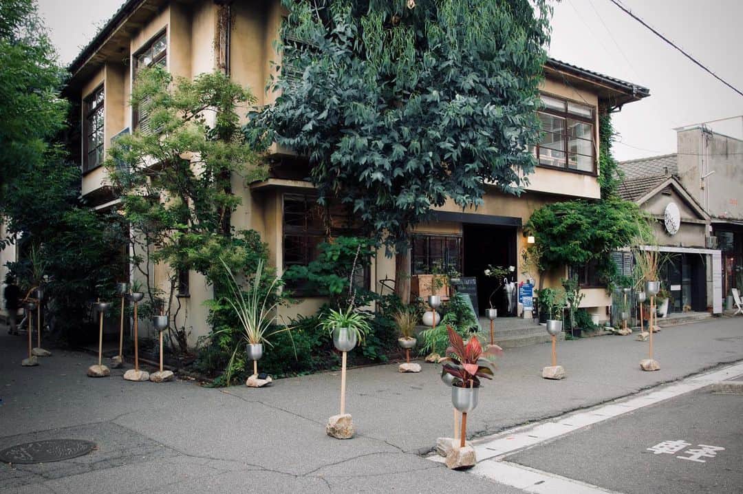 graf studioさんのインスタグラム写真 - (graf studioInstagram)「【瀬戸内国際芸術祭2019 会場構成の協力】  瀬戸内国際芸術祭2019、いよいよ夏会期が始まりました。  建築家ユニットdot architectsが会場構成を担当する北浜alley。 北浜エリア内の会場を繋ぐ装置として、庵治石をウェイトとして利用した置型のポットを点在（Dotted）させ、風景の連続によって誘導案内の仕組みを展開しています。それぞれを結ぶこの約80本のポットを、grafとともに制作しました。 夏会期から秋会期まで、ご覧いただけます。  Dotted AlleyScape 作品No. / 「北浜の小さな香川ギャラリー」 作品情報 / 高松・高松港周辺 期間 / あつまる夏：7月19日〜8月25日、ひろがる秋：9月28日〜11月4日 協力 /  GREEN SPACE、協同組合庵治石振興会、graf  #dotarchitects #ドットアーキテクツ #GREENSPACE #グリーンスペース #graf #瀬戸内国際芸術祭2019 #瀬戸内国際芸術祭 #せとげい #高松港 #北浜alley #庵治石 #art #architecture #TROPEHACK #TROPE #トロープ」7月27日 19時22分 - graf.studio