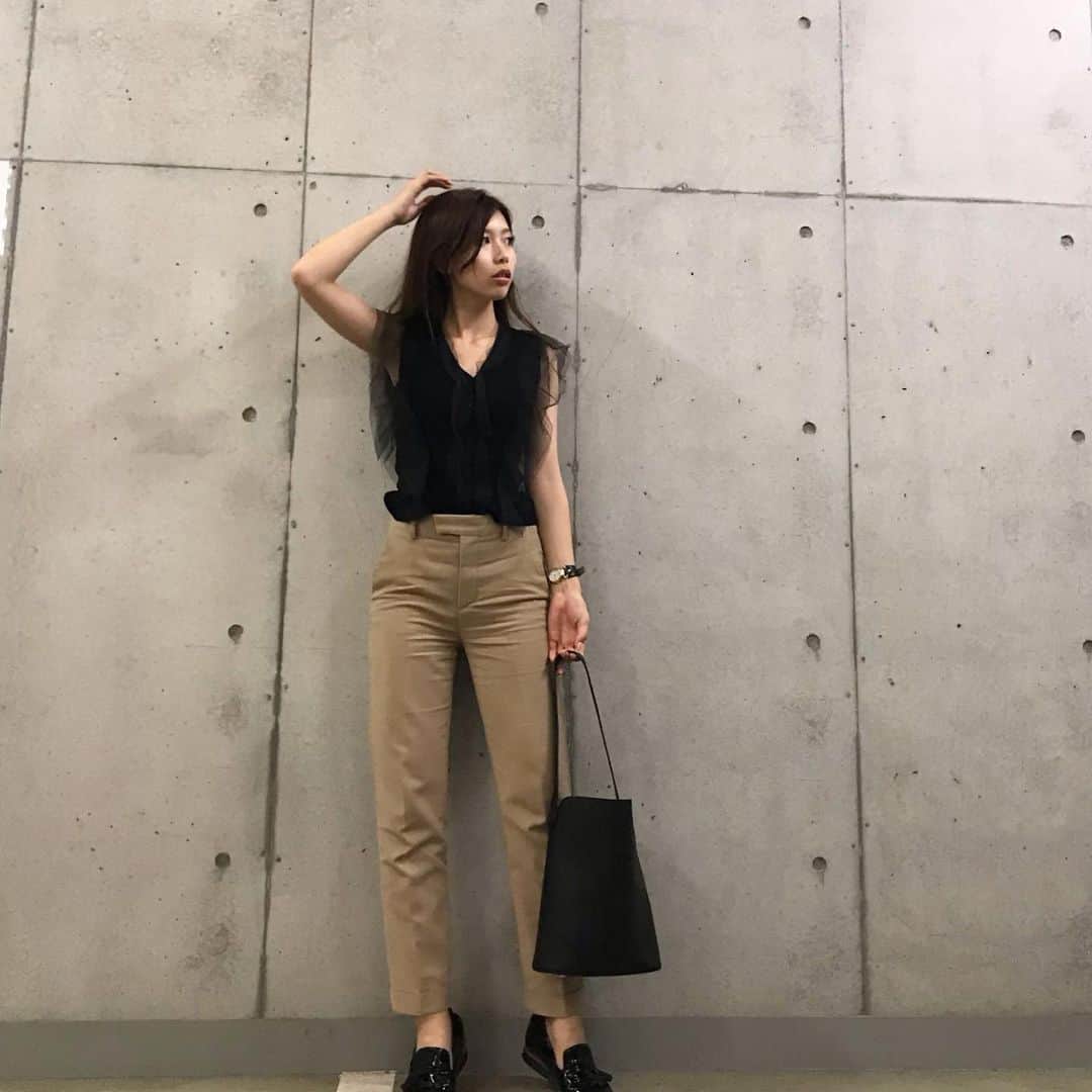 のインスタグラム：「あつーーー！！！！ 久々の社会復帰後の暑さが異常すぎて毎日ヘトヘト🤯  でも、仕事楽しいし 職場の皆さんの優しさにほっこり♡  倒れた日、どんな感じで倒れたのか今日初めて聞いてめっちゃ笑ったww 怖いけどね。怖いけど今となっては面白い笑  みんな夏バテしないように気をつけてね！倒れないように！！笑  #人間復活」