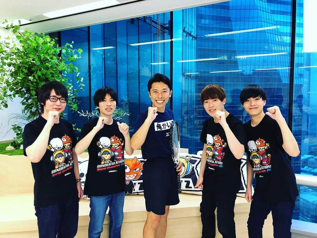 こにわさんのインスタグラム写真 - (こにわInstagram)「They are Splatoon2 world champion!🥇🏆⤴︎ And, consecutive victory!🥇🥇🏆🏆⤴︎ Team name is "GGBOYZ" 『スプラトゥーン2』世界大会二連覇、GGBOYZさんと。 本当に凄いし、本当にカッコいい。😍🥰😘 日本e-Sportsは世界一の選手が本当に多い。🏆🥇🌏🌏🌎⤴︎ #ggboyz #splatoon2 #game #nintendo #nintendoswitch #esportsteam #世界一 #連覇」7月27日 19時35分 - koniwa1982