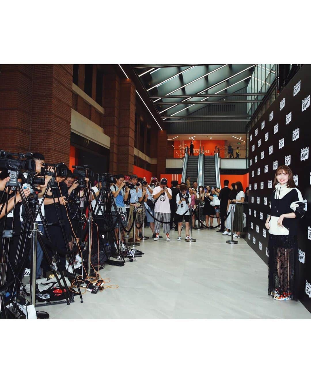 小嶋陽菜さんのインスタグラム写真 - (小嶋陽菜Instagram)「我去了上海❤️🐯🐼🐱 ﻿ ﻿ 上海のBVLGARI HOTELのルーフトップからの景色すごい！！ ﻿ ﻿ オニツカタイガーのベーシックなホワイトスニーカーは、ワンピースとの相性も良いので普段から愛用しています🤤✨ ﻿ ﻿ 今回はオニツカタイガーの最大規模の路面店が上海にオープンしたのでイベントに参加しました✂️✨﻿ イベントで履いた新しいコレクションのスニーカーもカラー使いが可愛かった！﻿ 最近はスニーカーだけではなくアパレルラインも可愛いのでチェックしてる🥺﻿ ﻿ ﻿ #onitsukatiger ﻿ #🐯」7月27日 19時37分 - nyanchan22