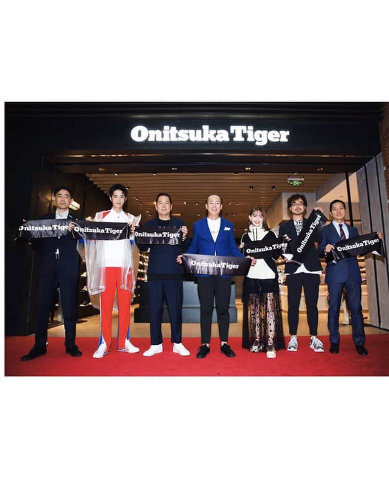 小嶋陽菜さんのインスタグラム写真 - (小嶋陽菜Instagram)「我去了上海❤️🐯🐼🐱 ﻿ ﻿ 上海のBVLGARI HOTELのルーフトップからの景色すごい！！ ﻿ ﻿ オニツカタイガーのベーシックなホワイトスニーカーは、ワンピースとの相性も良いので普段から愛用しています🤤✨ ﻿ ﻿ 今回はオニツカタイガーの最大規模の路面店が上海にオープンしたのでイベントに参加しました✂️✨﻿ イベントで履いた新しいコレクションのスニーカーもカラー使いが可愛かった！﻿ 最近はスニーカーだけではなくアパレルラインも可愛いのでチェックしてる🥺﻿ ﻿ ﻿ #onitsukatiger ﻿ #🐯」7月27日 19時37分 - nyanchan22