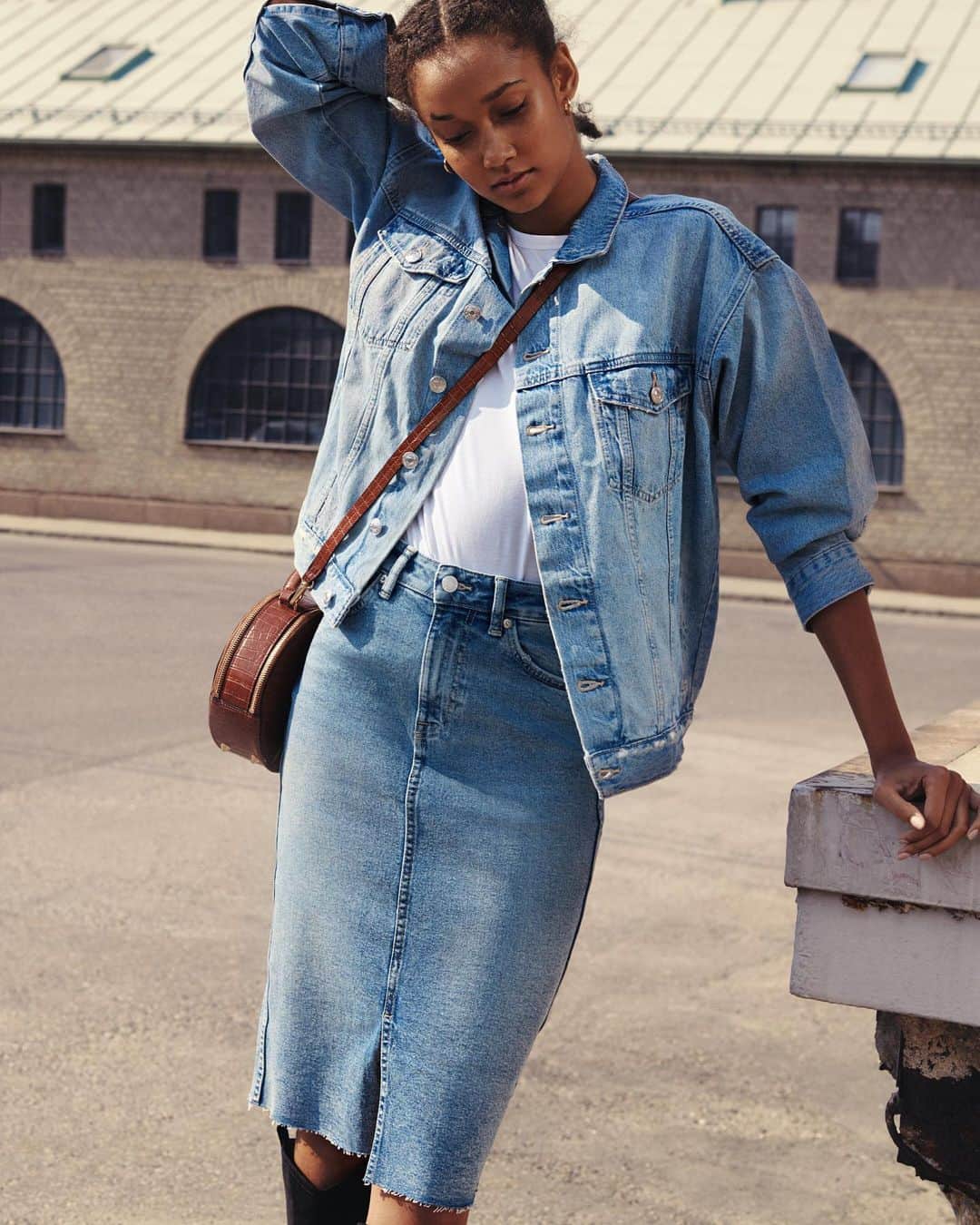 のインスタグラム：「Blue jean baby. Are you also dreaming of denim? #HM Denim pencil skirt: 0779250001」